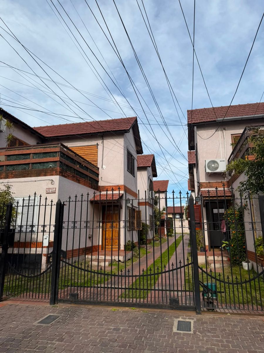 Departamento 3 ambientes planta baja al frente con cochera propia descubierta y patio. Villa luzuriaga