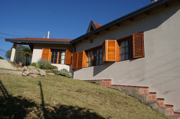CASA CON PISCINA – PARQUE – QUINCHO – EQUIPAMIENTO FULL -  A 5 MINUTOS DEL CENTRO