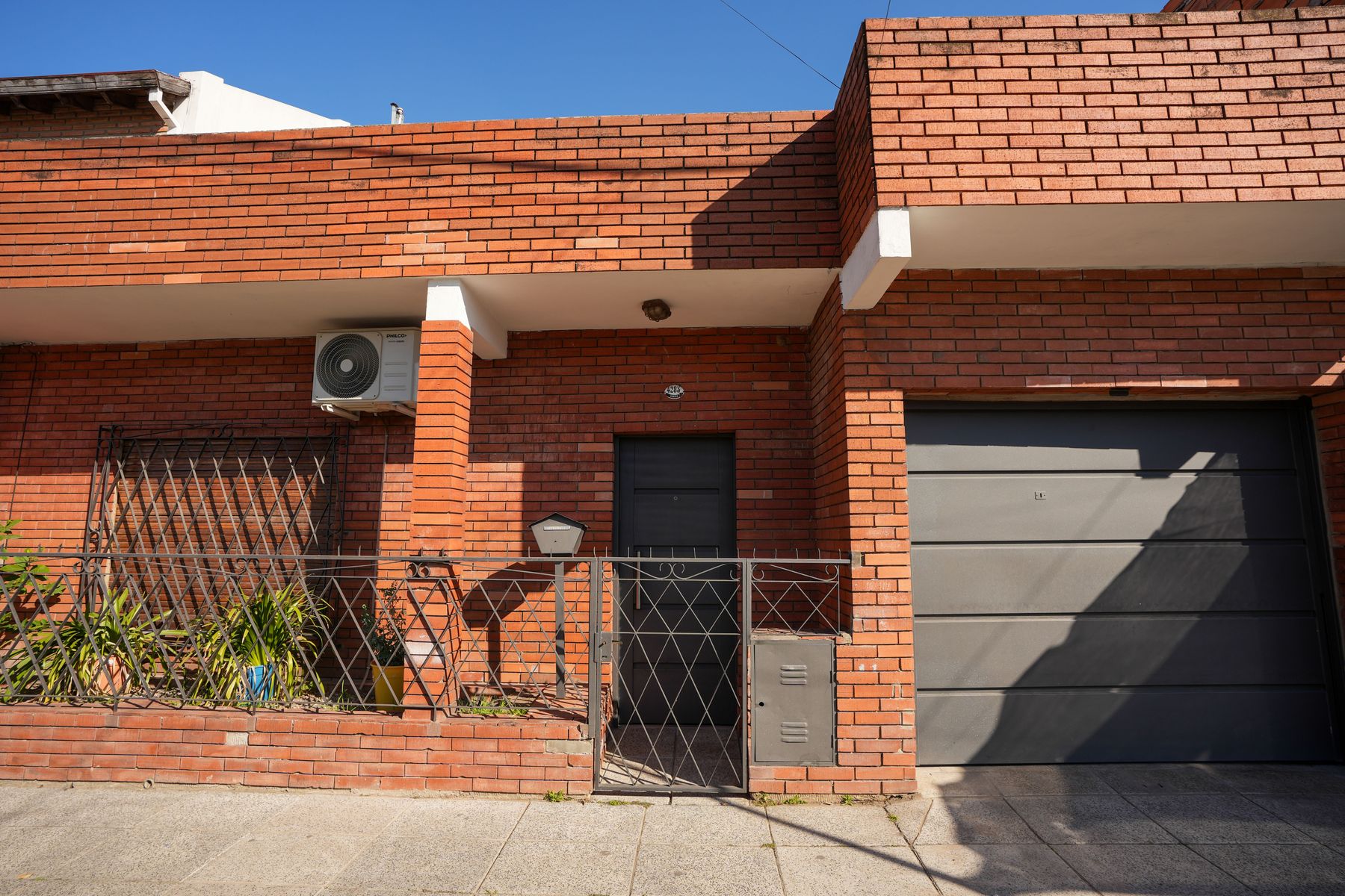 VENTA Casa 3 ambientes con Garage, Patio y Terraza