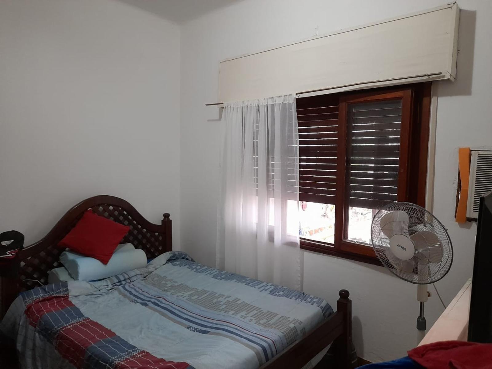 EXCELENTE PROPIEDAD CENTRICA DE CUATRO AMBIENTES MAS CUARTO DE HUESPDES GARAGE ENTRADA PRINCIPAL Y LATERAL