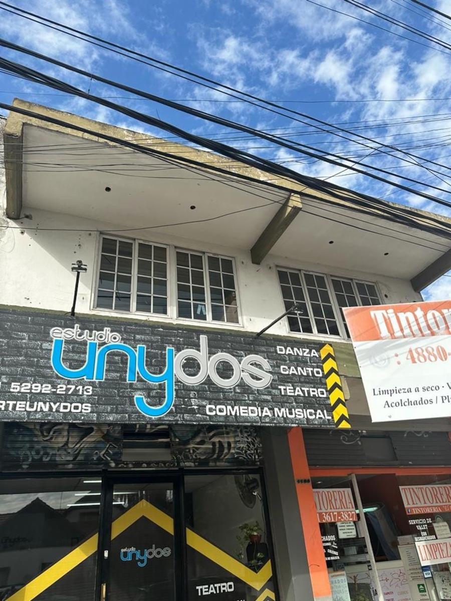 Amplia oficina de cinco ambientes en venta
