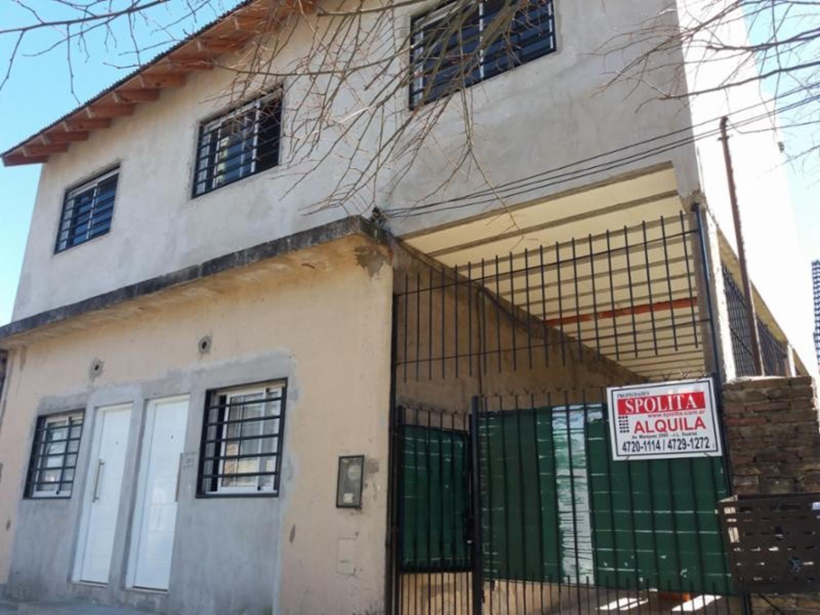 EXCELENTE PH PLANTA ALTA A ESTRENAR CON ENTREPISO, HABITACIÓN, COCINA COMEDOR Y BAÑO COMPLETO CON DUCHA.