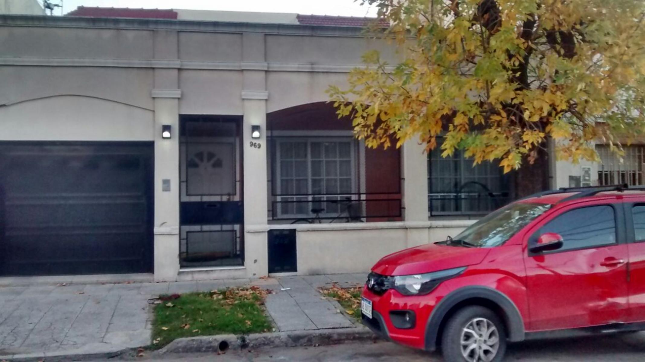 Venta terreno de 10 x 26.5  casa en 2 plantas 4 dormitorios, living, cocina / comedor, 2 baños  patio,. quincho, cochera cubierta para 2 autos