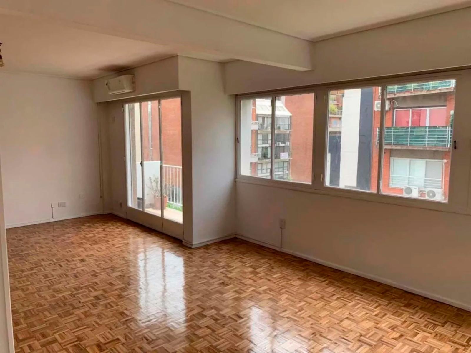 Todo luz Piso en excelente ubicación. 2 balcones, totalmente reciclado.