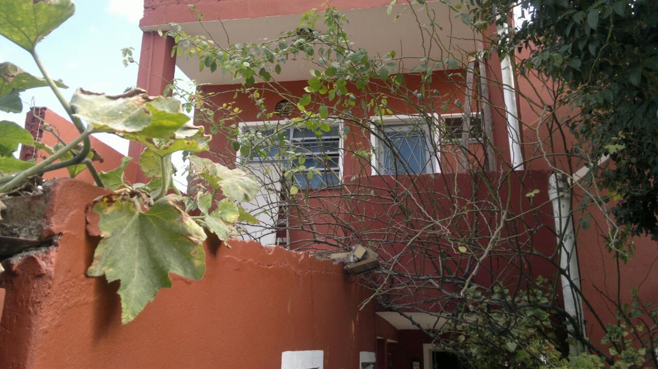 AMPLIA CASA EN DOS PISOS; GARAGE CUBIERTO; UBICADA EN MORÒN NORTE A METROS DE ACCESO A CAPITAL Y PROVINCIA. 