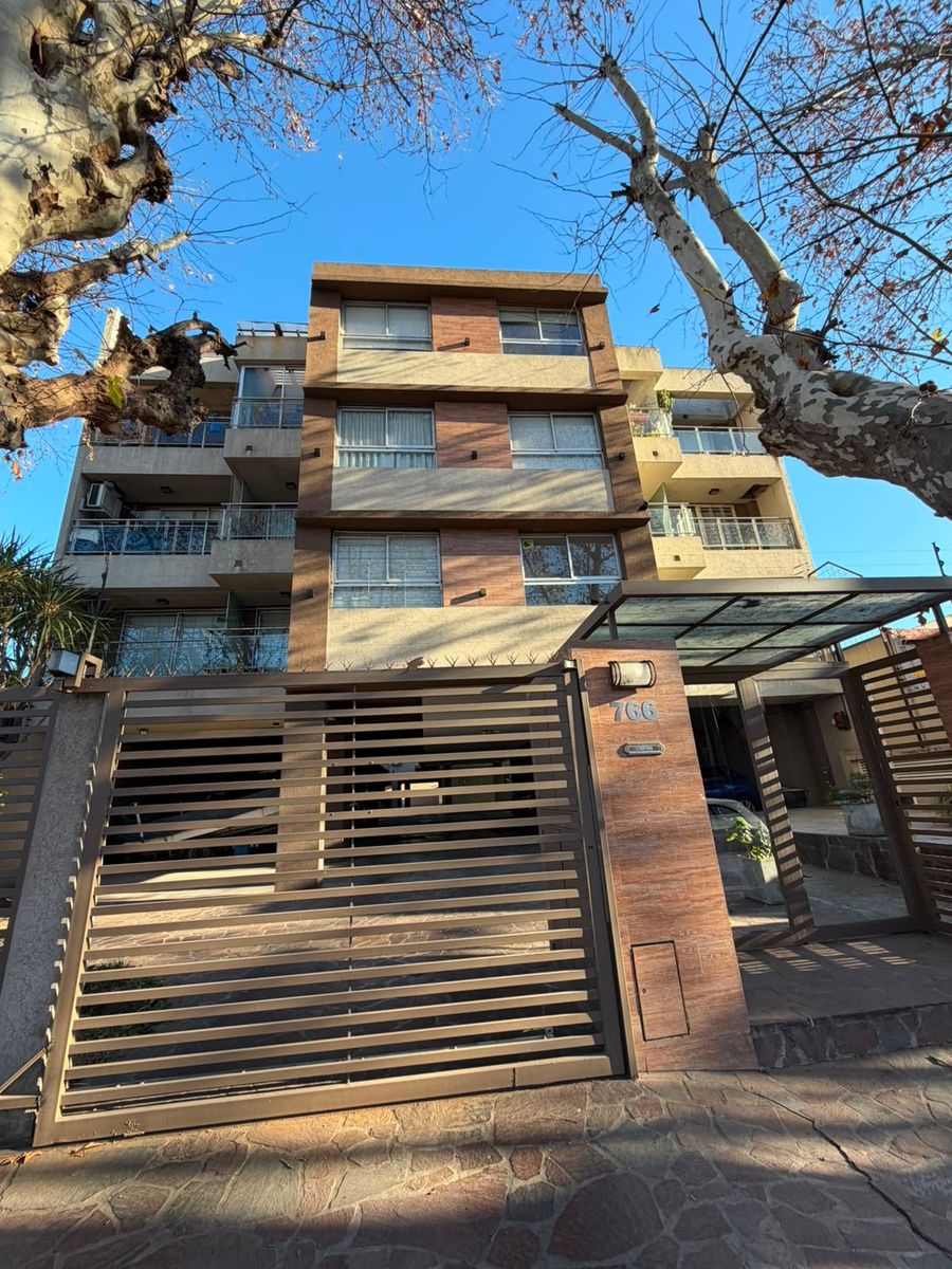 EXCELENTE DEPARTAMENTO DOS AMBIENTES CON BALCON AL FRENTE Y COCHERA CUBIERTA. EDIFICIO CON ASCENSOR, Y SUM CON GIMNASIO Y PARRILLAS. INMEJORABLE UBICACION EN VILLA SARMIENTO.