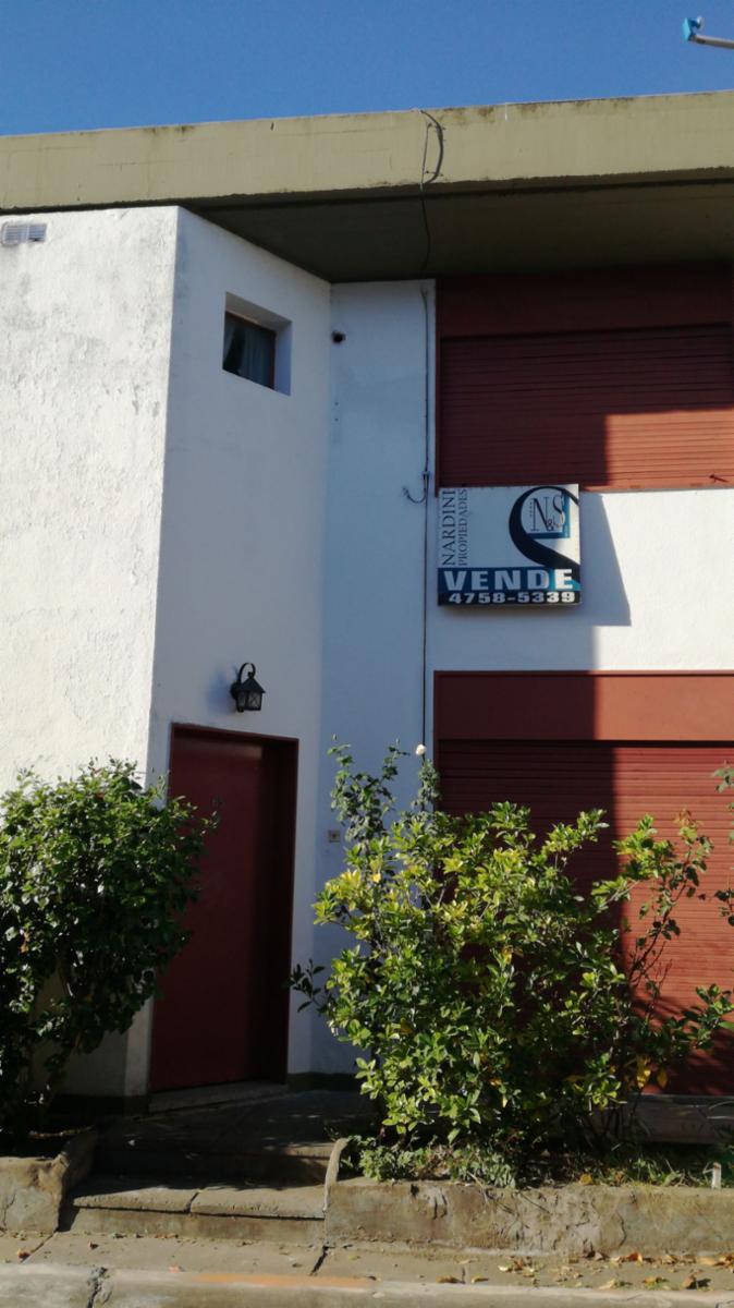 Muy Buen Dúplex con 3 Dormitorios en Barrio Cartero. Posee living-comedor, cocina, lavadero, jardín al frente, patio atrás y parrilla y 3 dormitorios con placard y baño completo.
