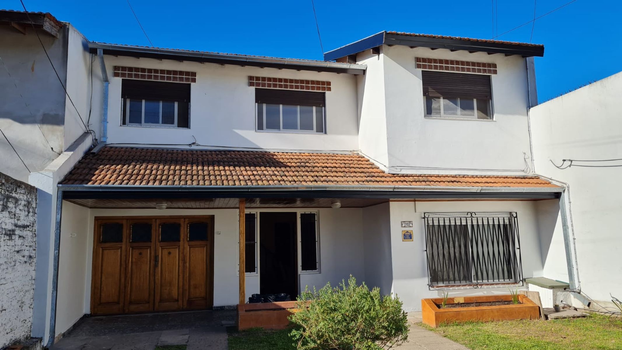 excelente chalet 4 ambientes con espacio libre y garage