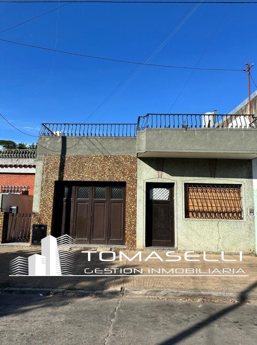 VENTA - CASA CON AMPLIO PARQUE - SOBRE LOTE DE 375 m2