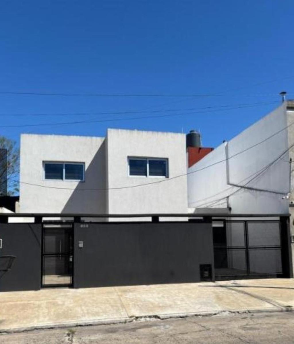 VENTA CASA 6 AMBIENTES CON PILETA Y DOS COCHERAS - MORON