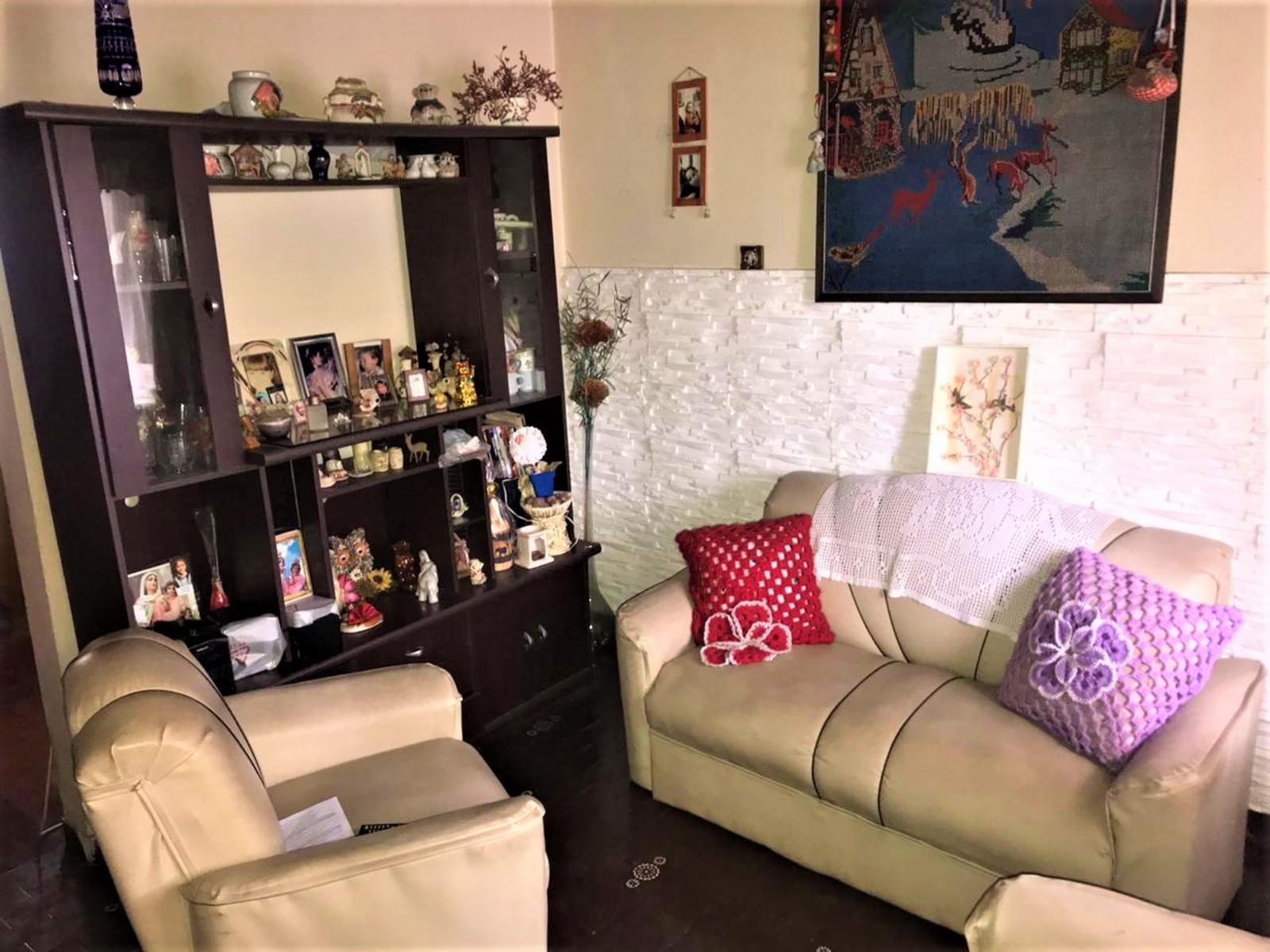CASA AL FRENTE DE TRES AMBIENTES, MAS UN DEPARTAMENTO DE DOS AMBIENTES, SON 2 UNIDADES FUNCIONALES JUNTAS…. IDEAL DOS FAMILIAS O FAMILIA NUMEROSA