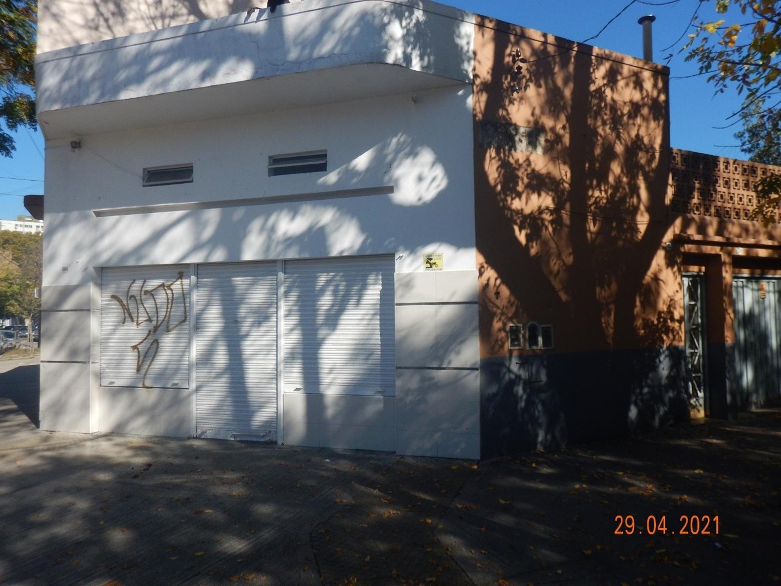 Casa de 2 Ambientes con 2 Locales en Villa Real