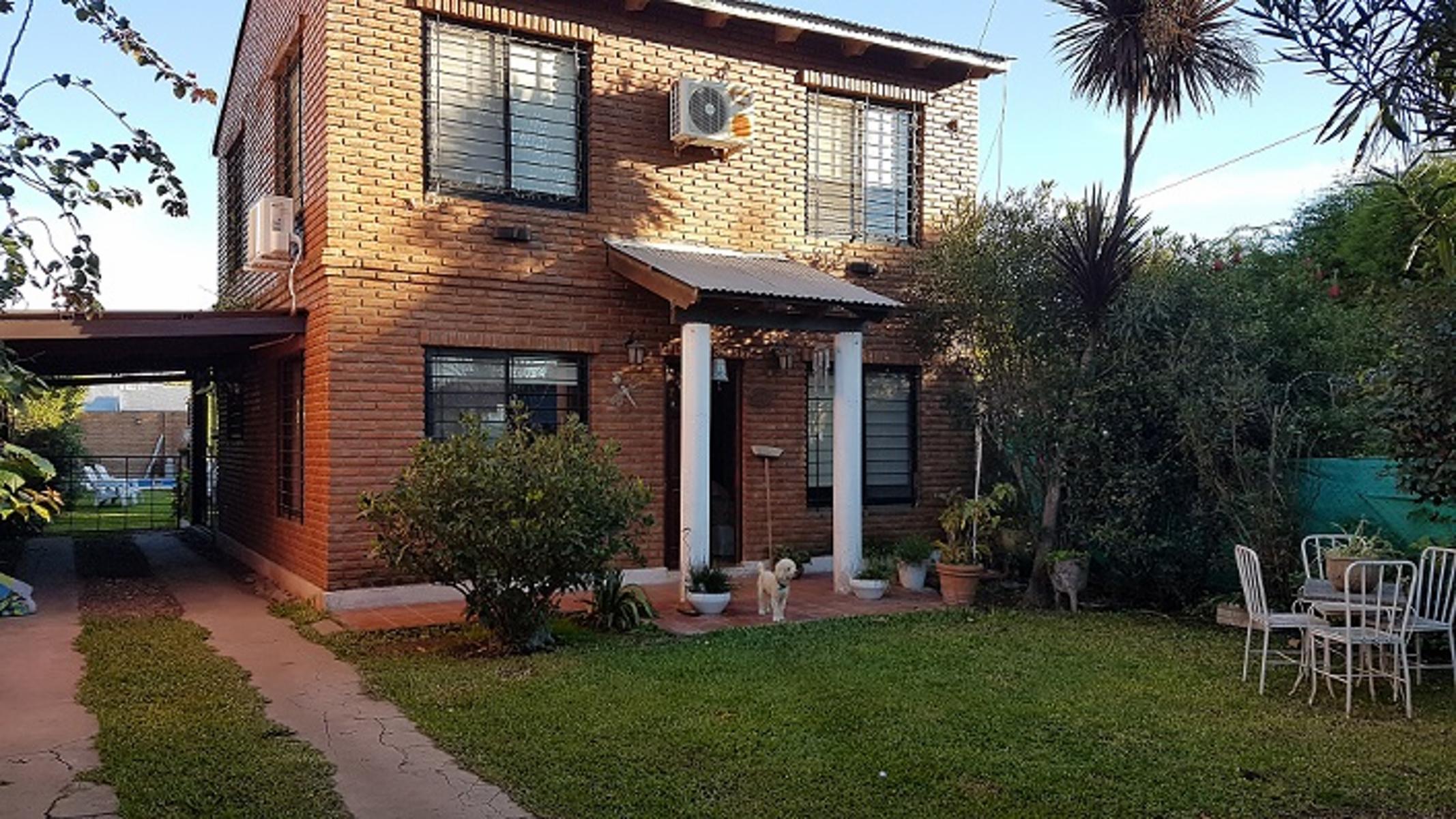 CASA 3 DORMITORIOS. PILETA. QUINCHO. FUNES.