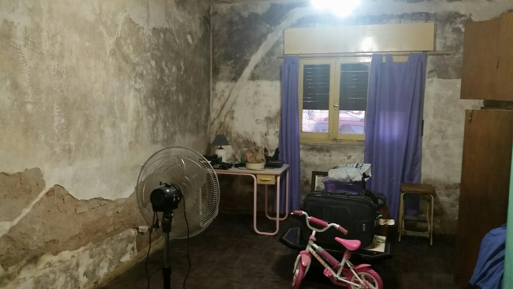 Casa de loza, todo en planta baja, a refaccionar, jardin al frente, living, comedor, cocina con muebles bajos, dos baños, dos dormitorios, patio y fondo libre y dos cuartos de herramientas