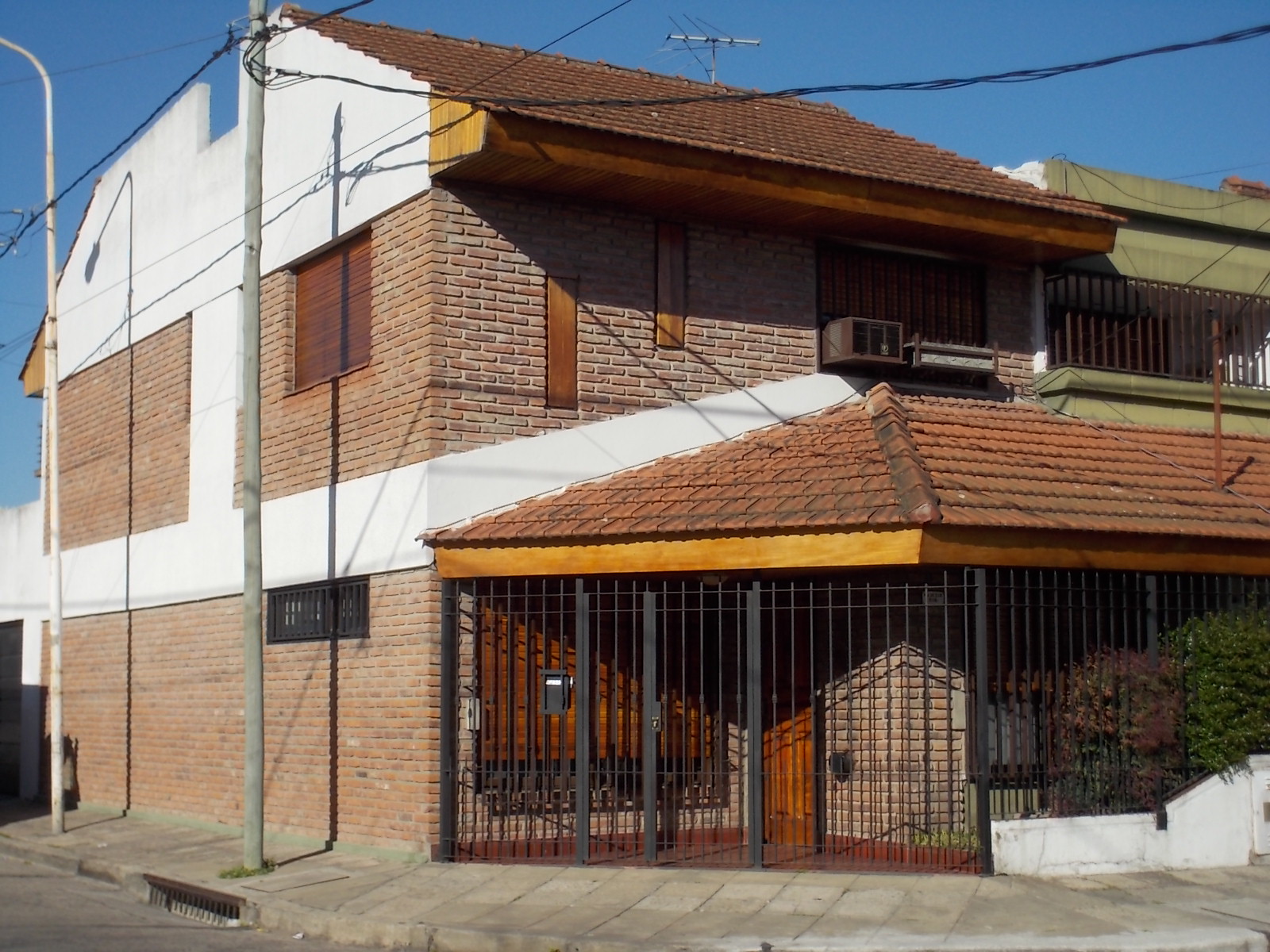 CHALET 5 AMBIENTES C/GARAGE A MTS DE COLEGIO DON BOSCO  Y 1 C/ DE AV DE MAYO
TOMA CASA MENOR VALOR EN LA ZONA