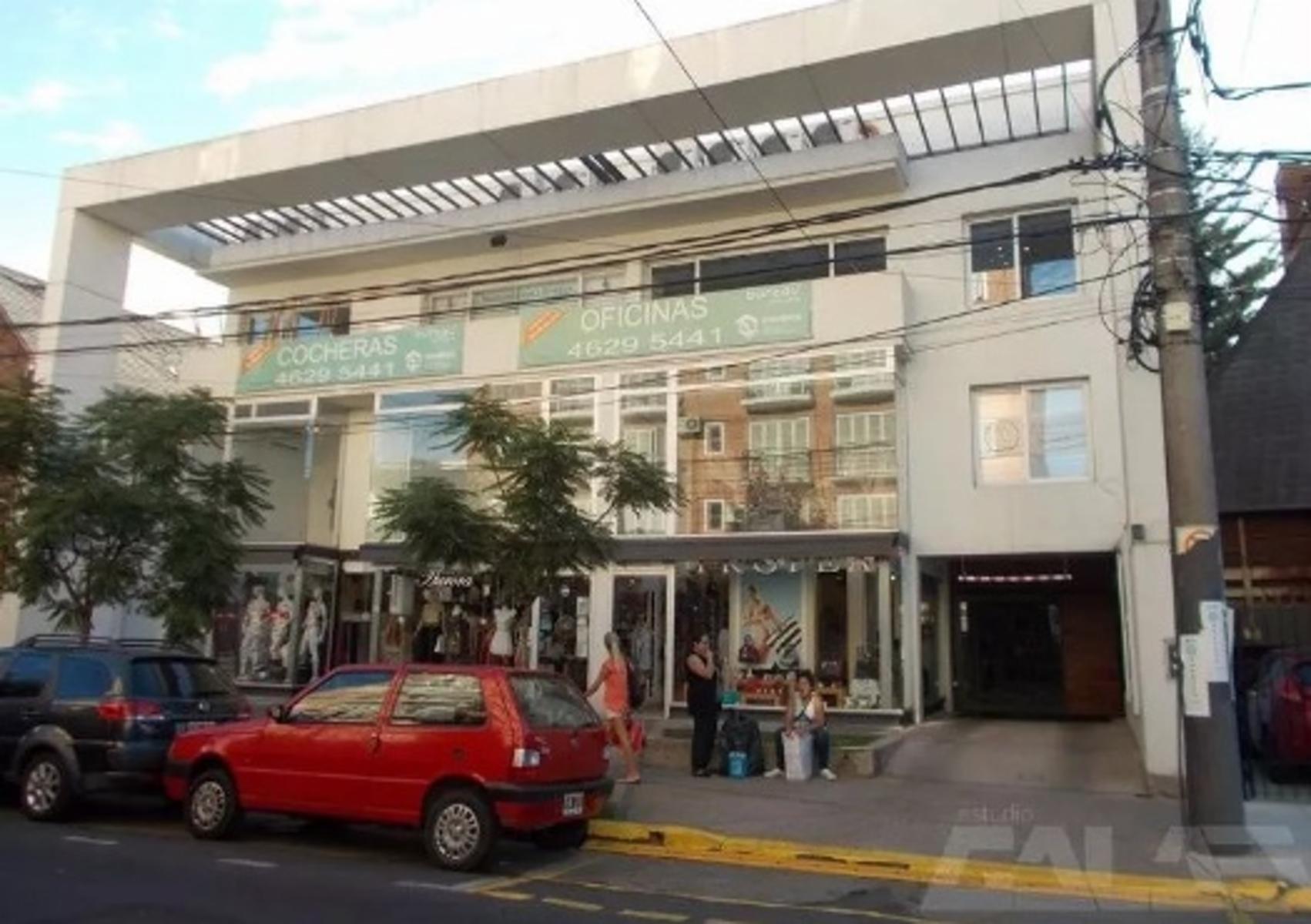 SE VENDE COCHERA EN EDIFICIO DE CATEGORÍA EN PLENO CENTRO COMERCIAL DE CASTELAR