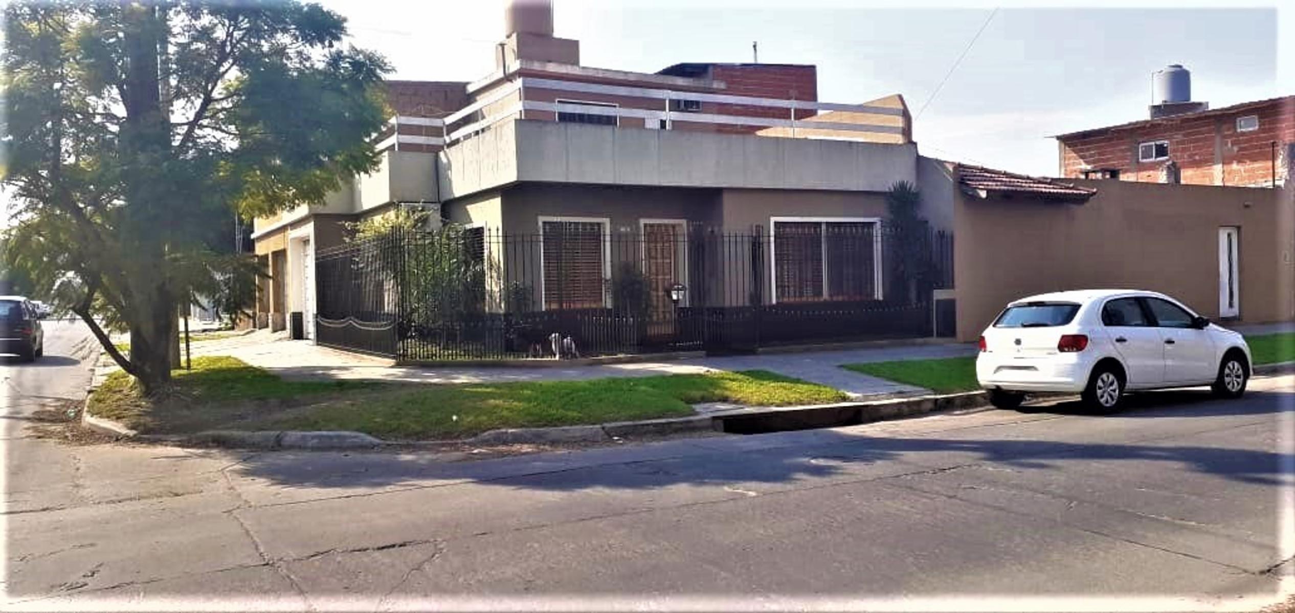 CASA EN ESQUINA DE TRES AMBIENTES EN SAN JUSTO