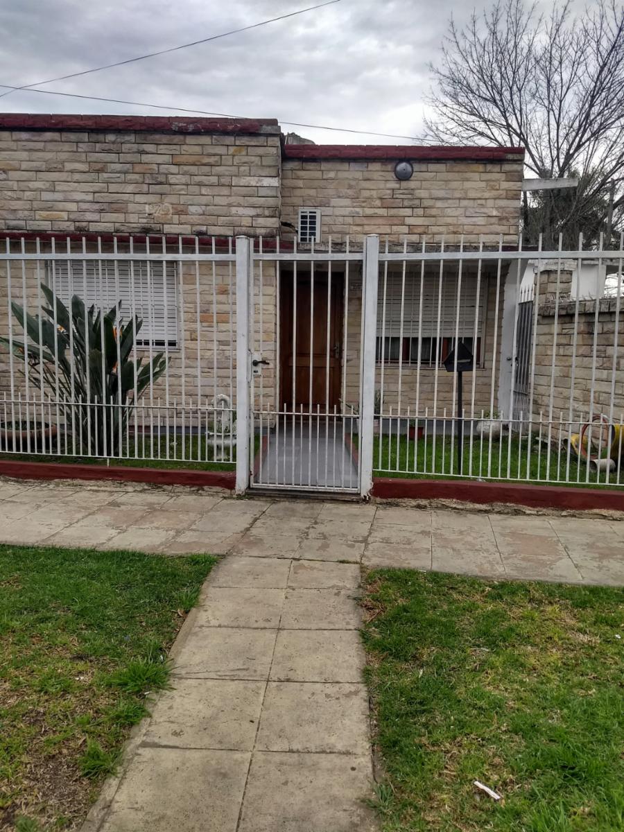 NUEVO VALOR   CASA 3 AMBIENTES CON GARAGE ,  PATIO Y JARDIN