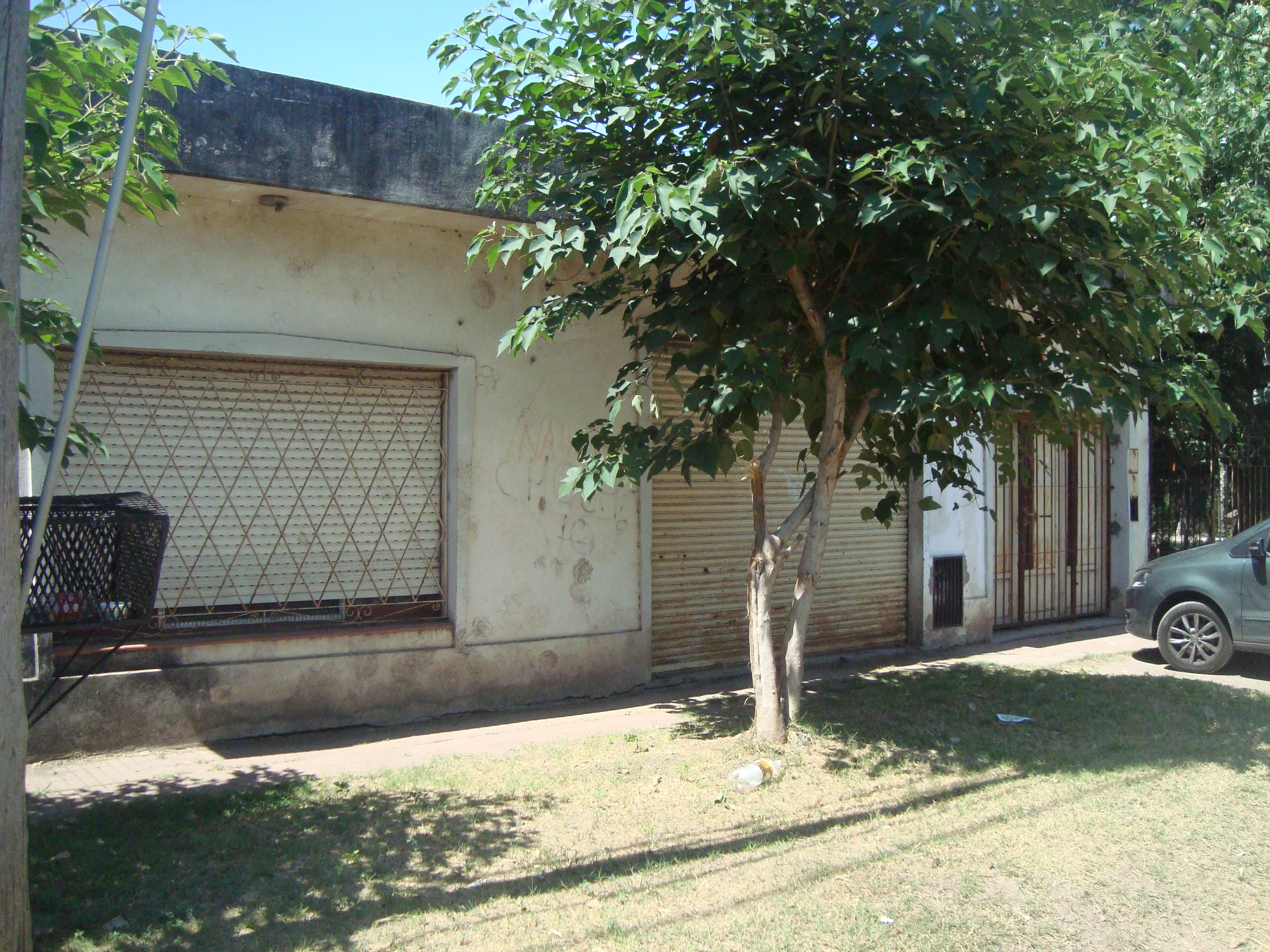 BURZACO:BARRIO CORIMAYO: AMPLIA CASA 2 DORMIT.+COCHERA+LOCAL+FDO C/QUINCHO.