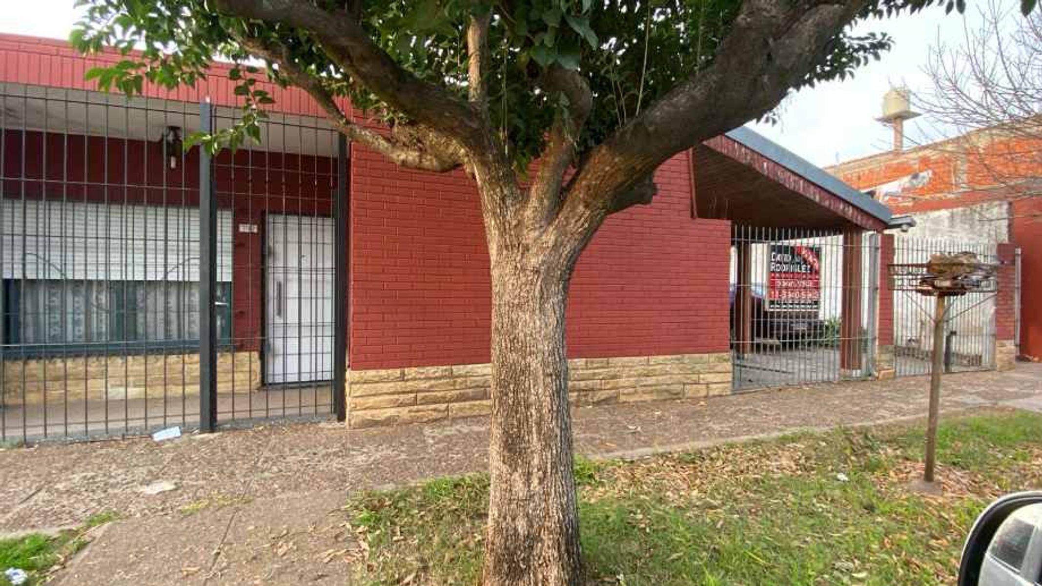 CASA CON 3 LOCALES COMERCIALES EN VENTA EN MORON SUR -