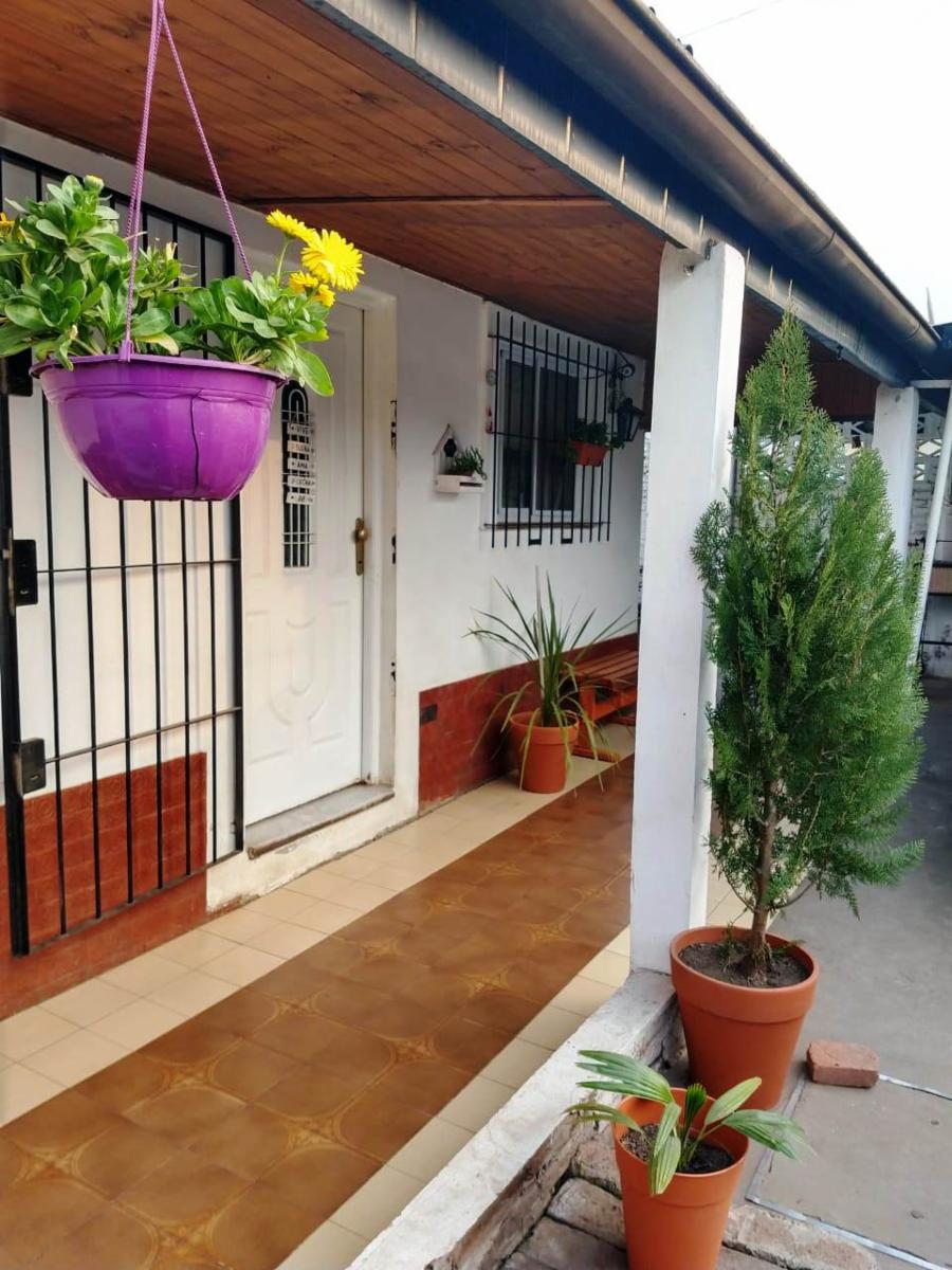 Casa en Ph, al frente con terraza, entrada de Auto y quincho.-Apto Crédito.