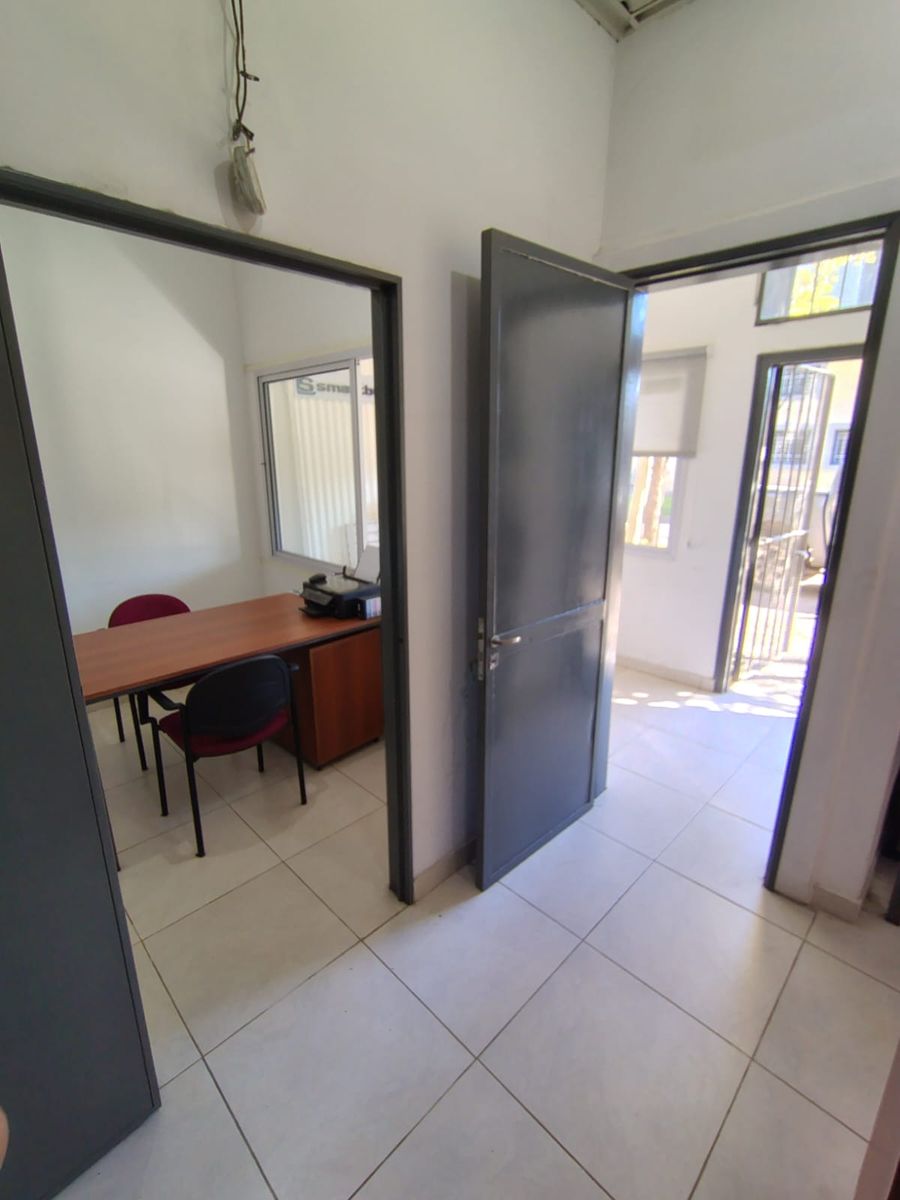 Deposito con oficinas y local en alquiler