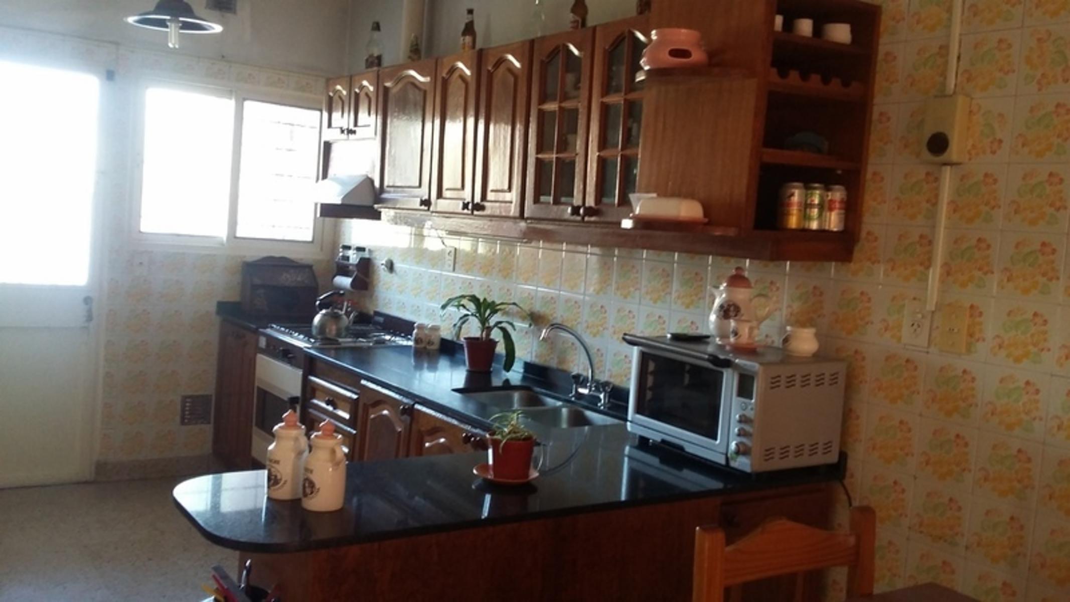 VENTA-CASA EN MUY LINDA ZONA- IMPORTANTE LOTE-SOLIDA CONSTRUCCION-PILETA