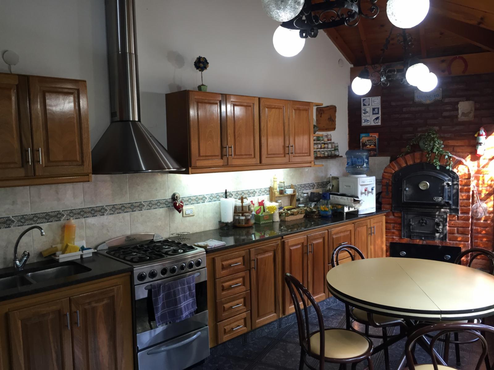 HERMOSA CASA DE CATEGORIA DE 4 AMBIENTES CON FONDO Y PILETA EN VENTA - VILLA LUZURIAGA