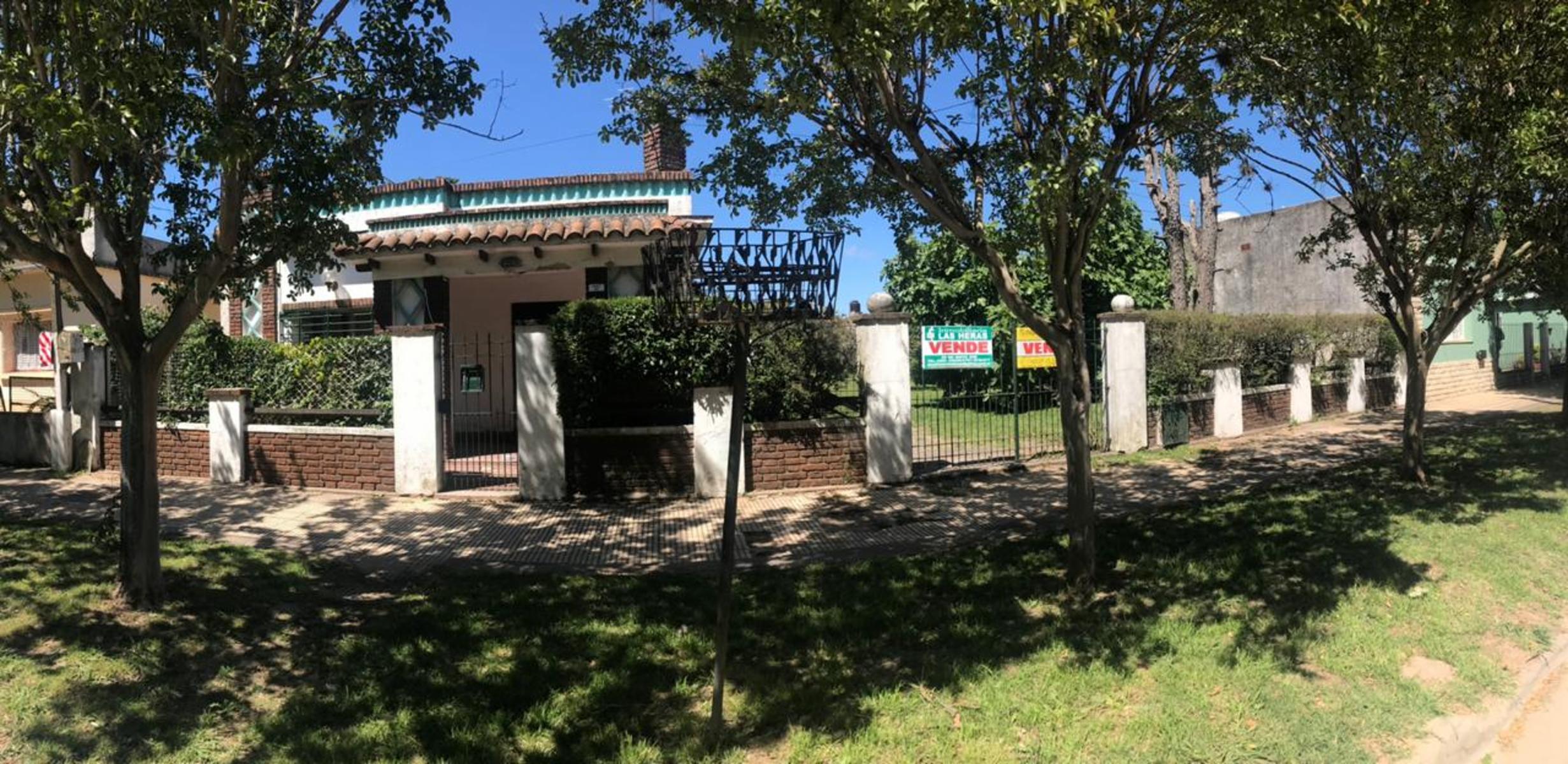 Casa céntrica con dos lotes de terreno