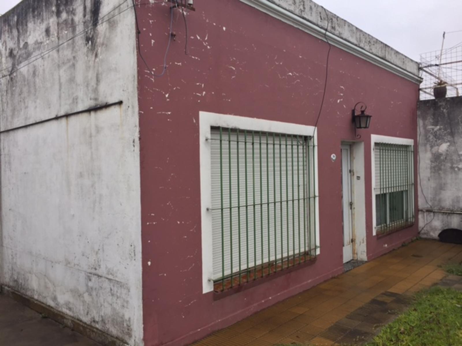 Venta de CASA en PASO DEL REY sobre alineamiento comercial AcB, Sold. D Errico


