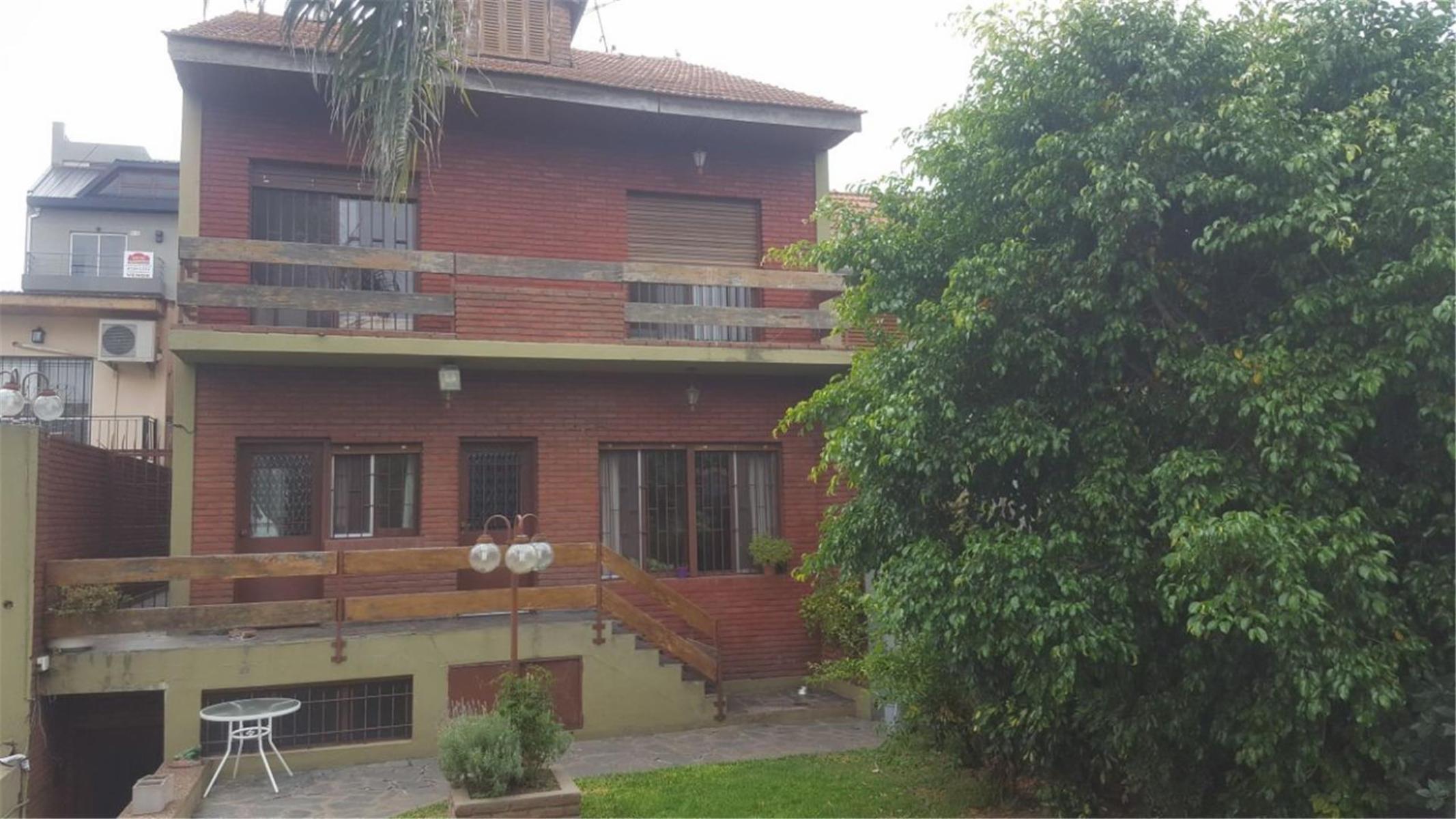 Barbaro Vende Excelente chalet  en San Martin