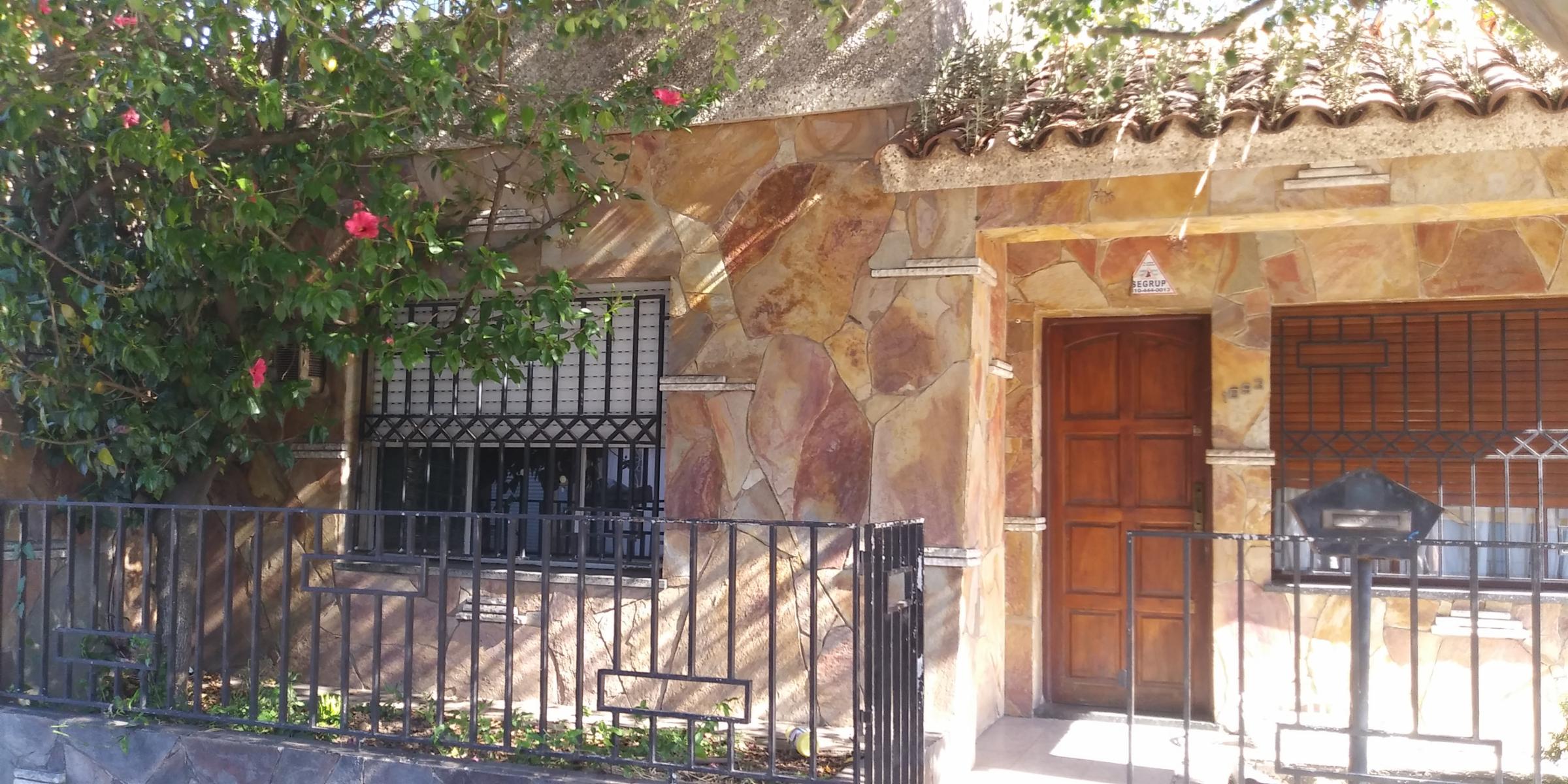 Rosario: Perdriel 1893 esquina Avalos - Casa 4 dormitorios 2 baños a refaccionar, Santa Fe, Argentina