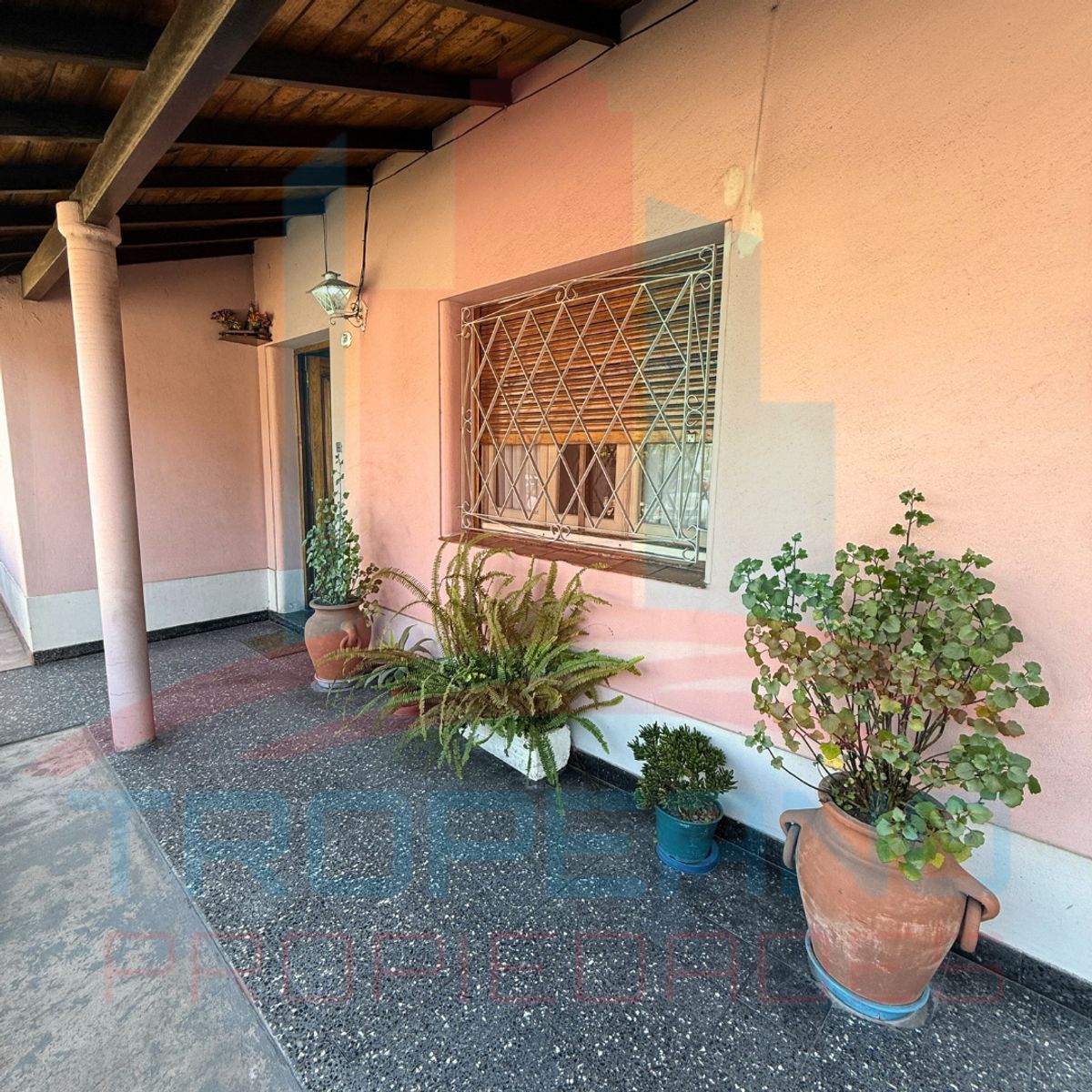 VENTA Excelente Casa de 3 ambientes - patio -entrada de auto La Tablada