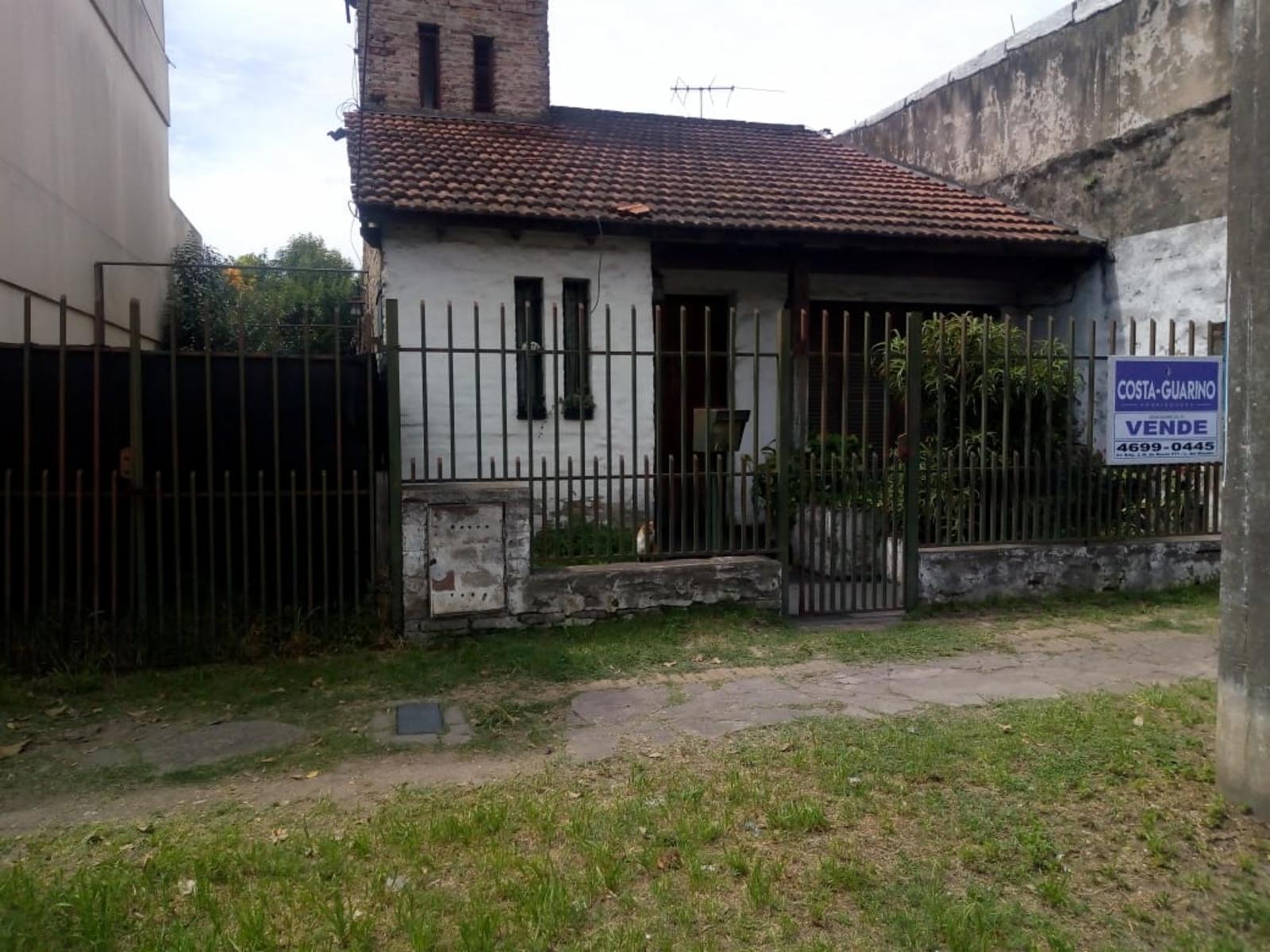 CASA DE 3 AMBIENTES CON JARDÍN DE FRENTE, PATIO Y COCHERA DESCUBIERTA