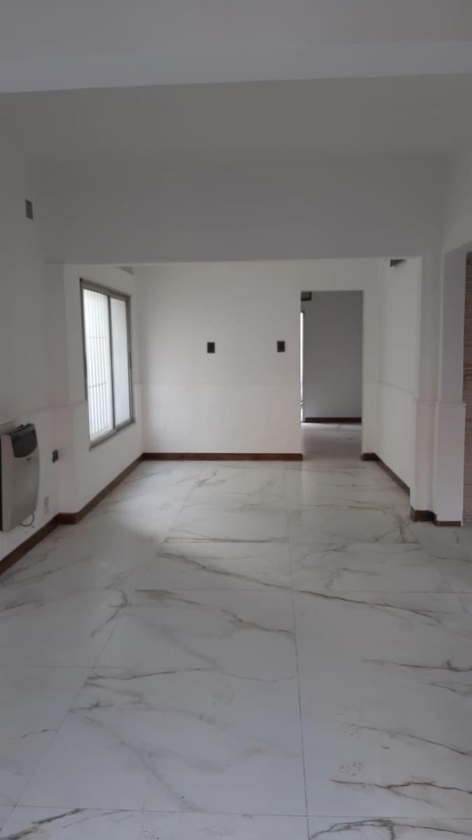 AVDOR. CATTANEO 800 · Morón — foto 4