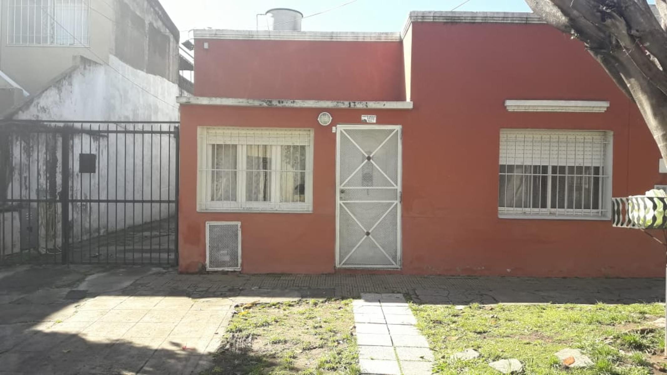 Ph frente  en venta sobre calle Agustin Magaldi entrada para 2 autos,cocina comedor,baño ,2 dormitorios ,patio con lavadero.