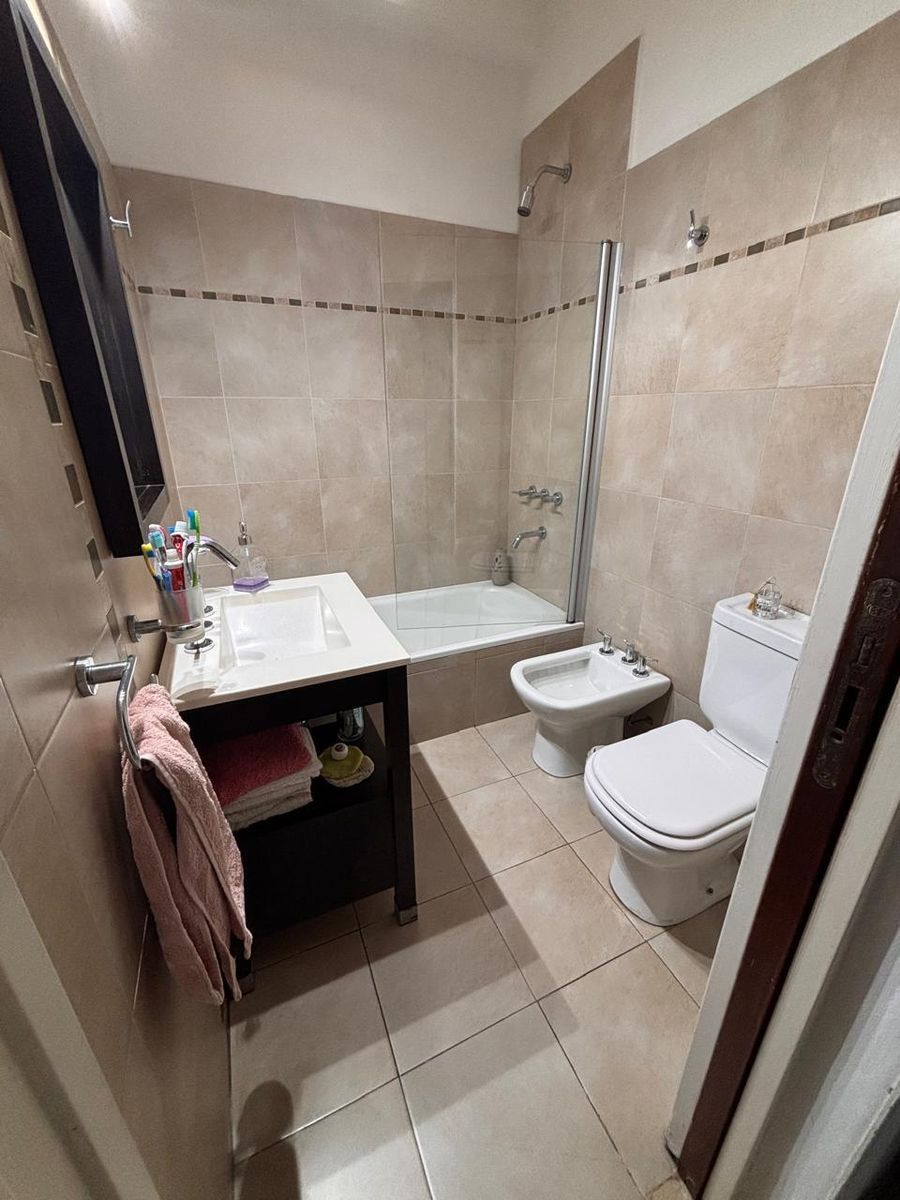 Excelente chalet de 5 ambientes con garage, playroom y hermoso fondo con quincho y parrilla - Villa Luzuriaga