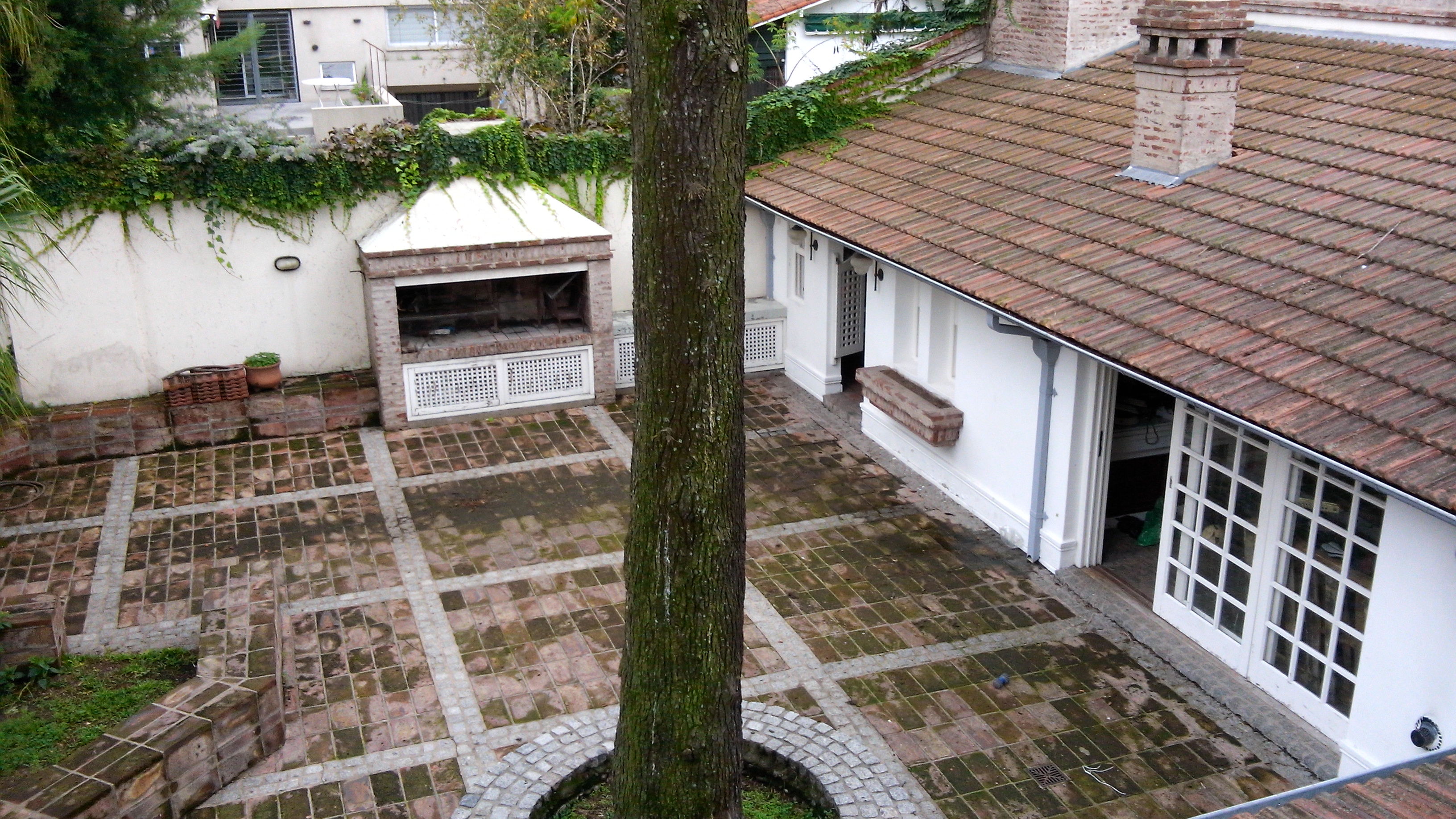 Excelente casa en 2 plantas con quincho y piscina sobre lote de 20x50 mts. en Haedo Chico. Digna de ver. Consulte para visitas y precio. Oportunidad