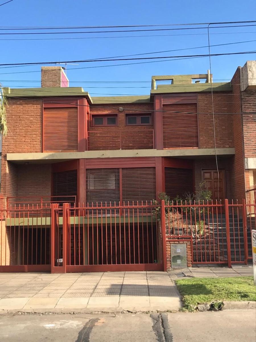 EXCELENTE PROPIEDAD EN LA MEJOR ZONA  CENTRO DE CASTELAR NORTE