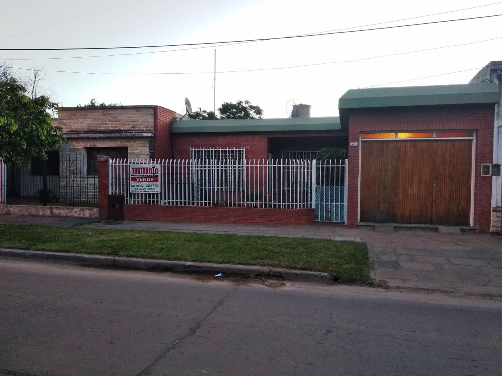Excelente propiedad en venta, en Merlo, Bs. As. A 8 cuadras de la estacion de Paso del Rey, 4 ambientes muy amplios sobre lote de 10 x 41.