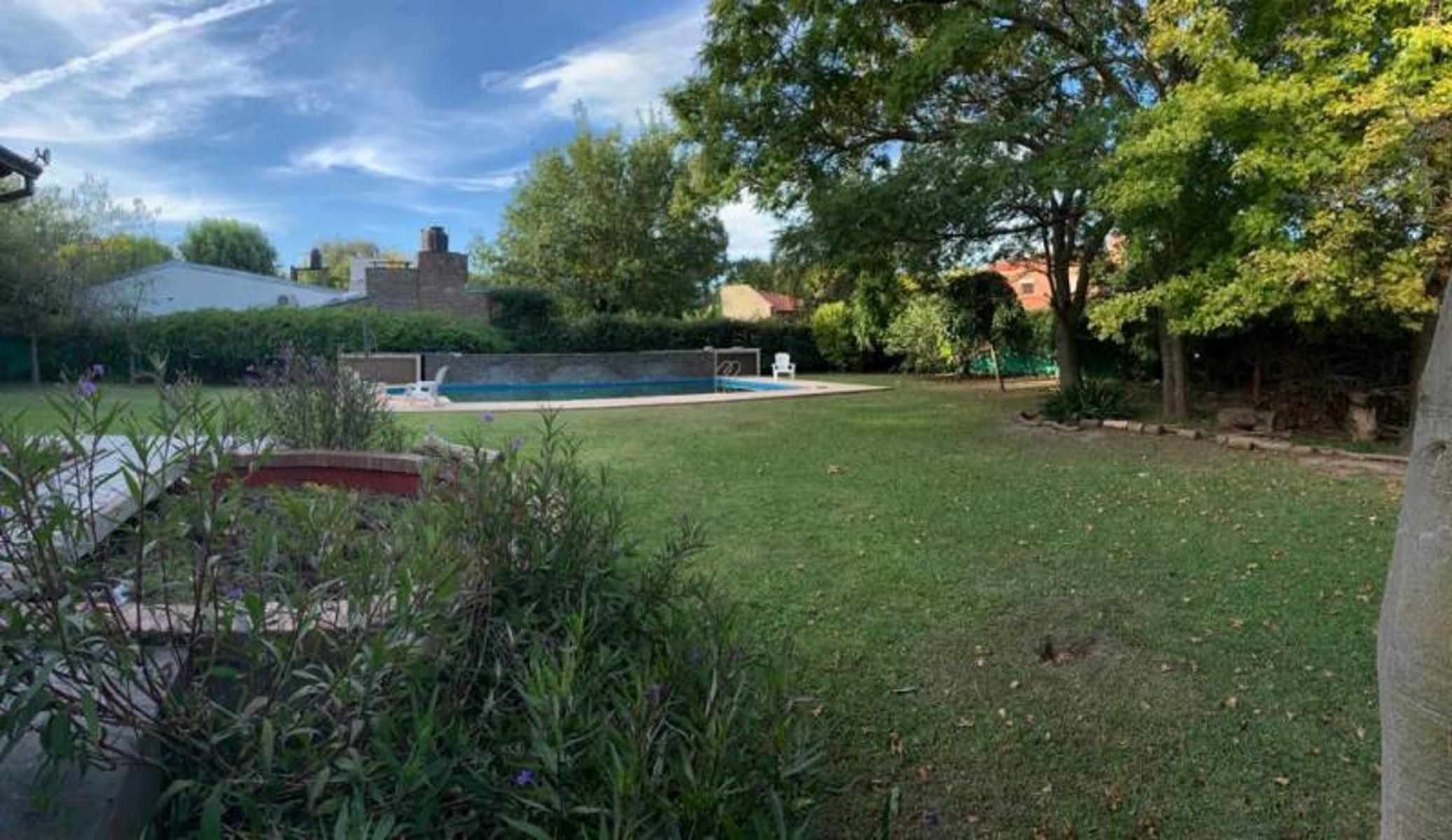 CASA 3 DORMITORIOS. PARQUE Y PISCINA. TERRENO 1575M2. FUNES.