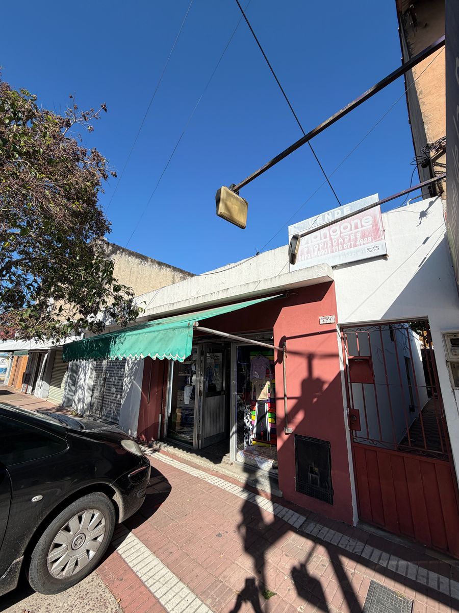 Casa con dos locales comerciales.