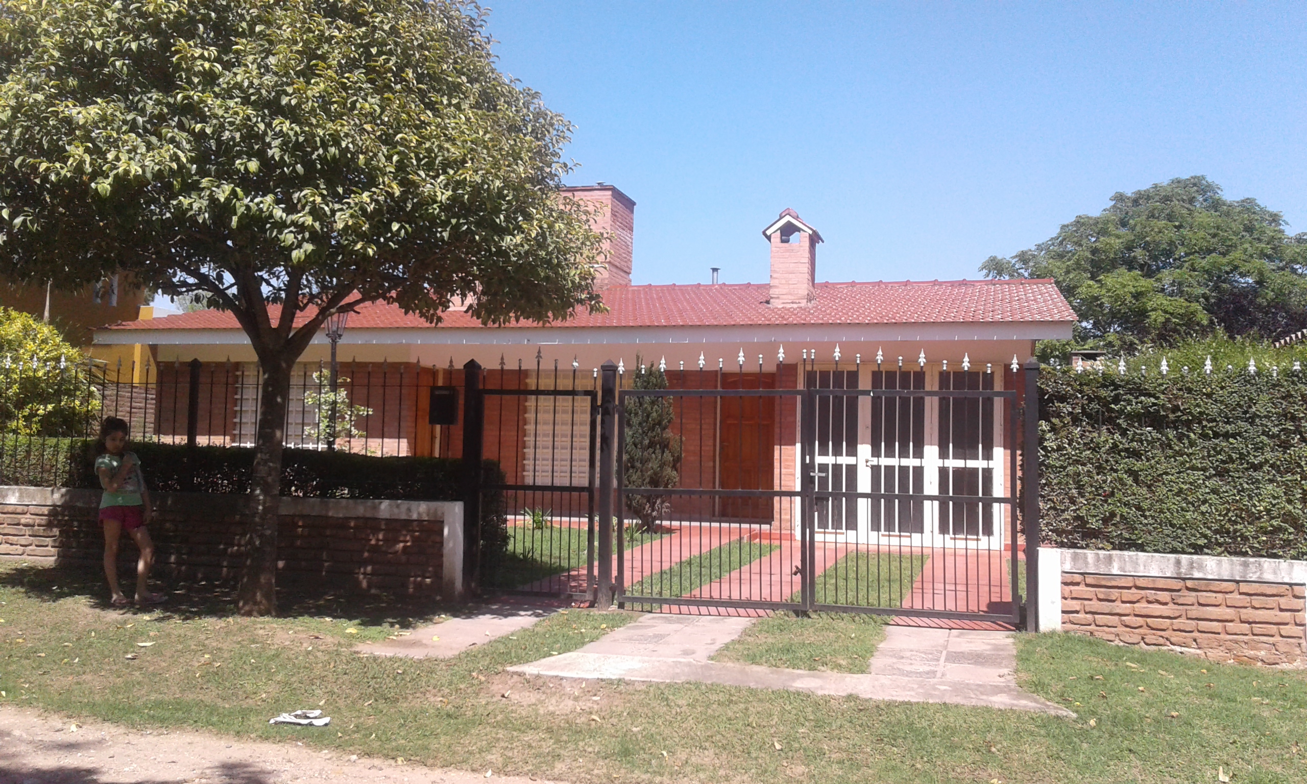CASA PARA 8 PERSONAS CON PARQUE-QUINCHO-PILETA-GARAJE. A UNA CUADRA DEL RIO!!