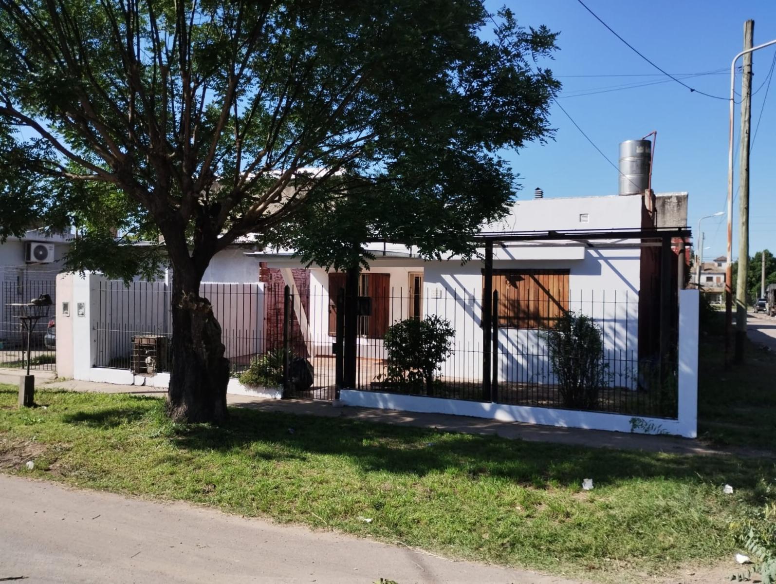 Casa de tres ambientes a la venta en José C Paz
