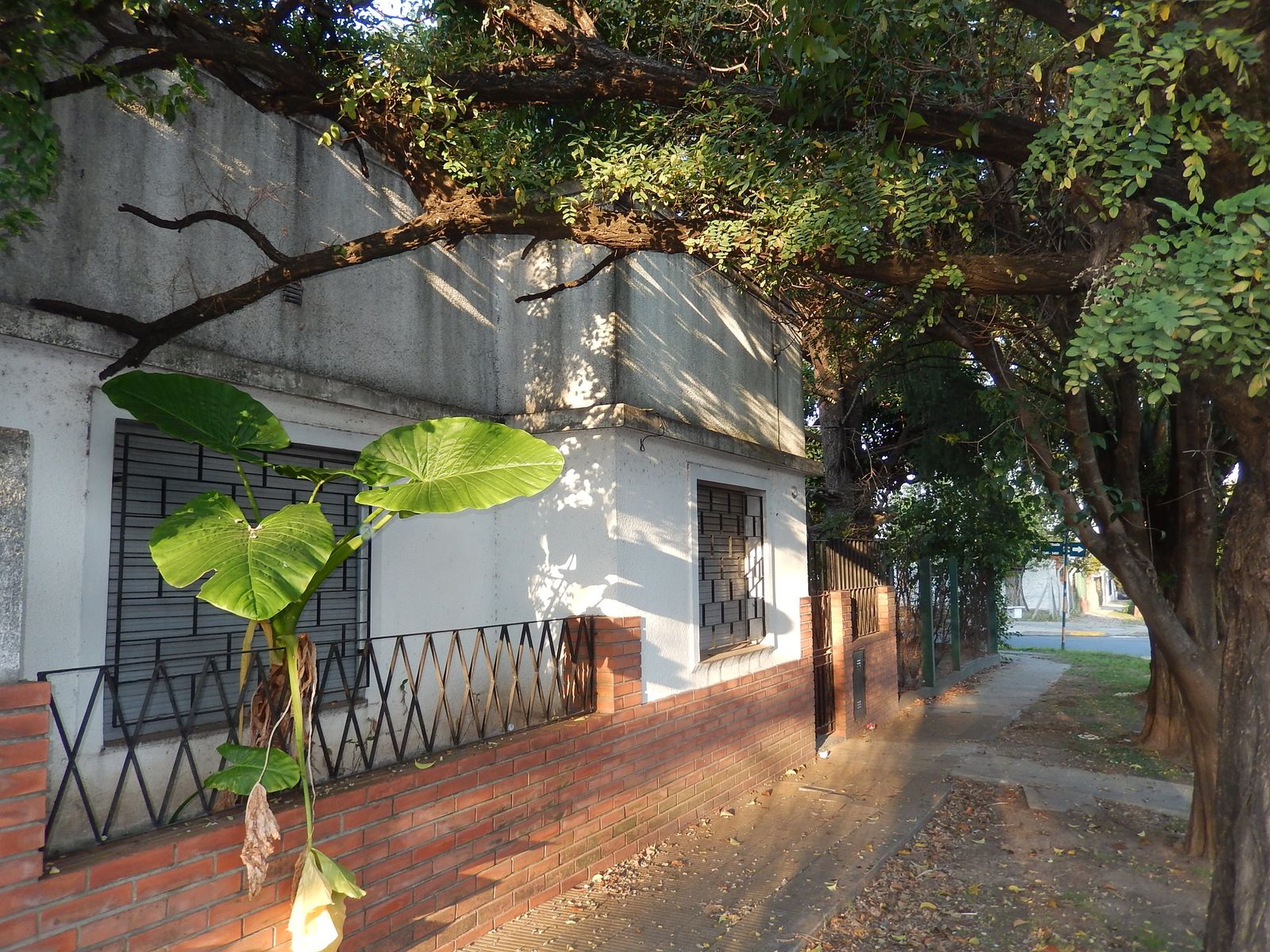 VENTA CASA DE TRES AMB. CON COCHERA
