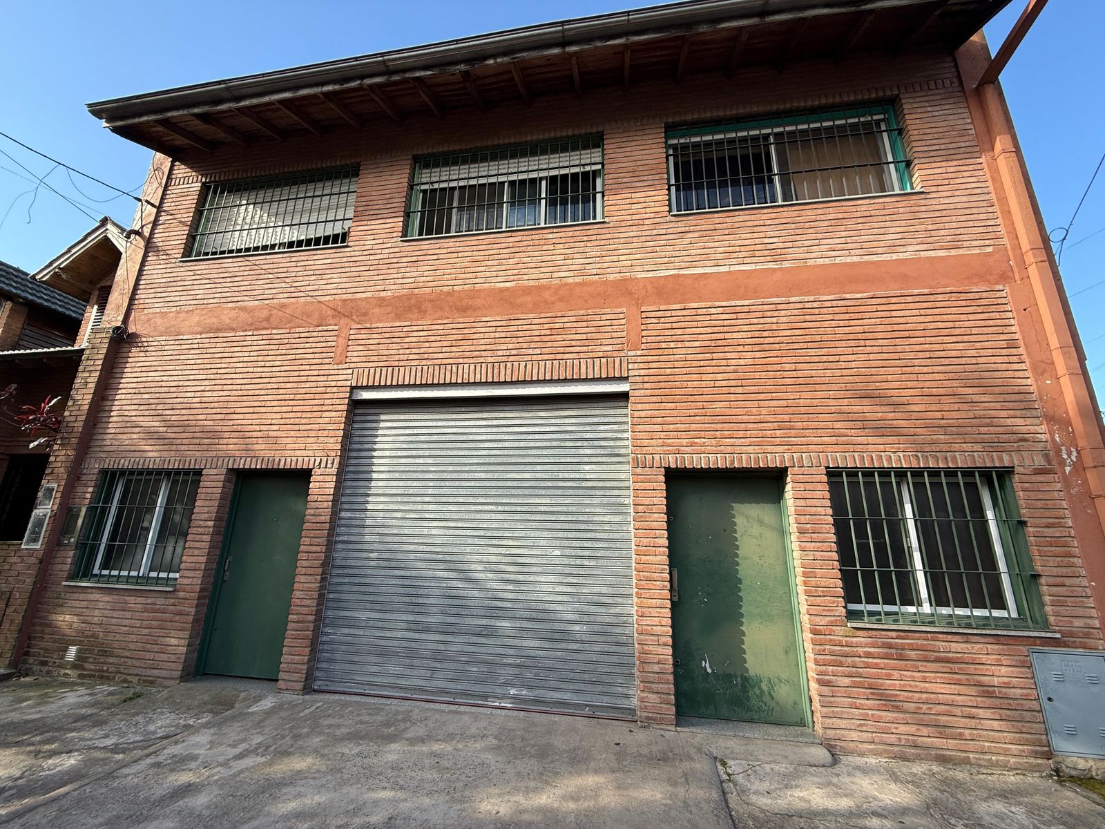 GALPON CON VIVIENDA 3 AMBIENTES EN PLANTA ALTA