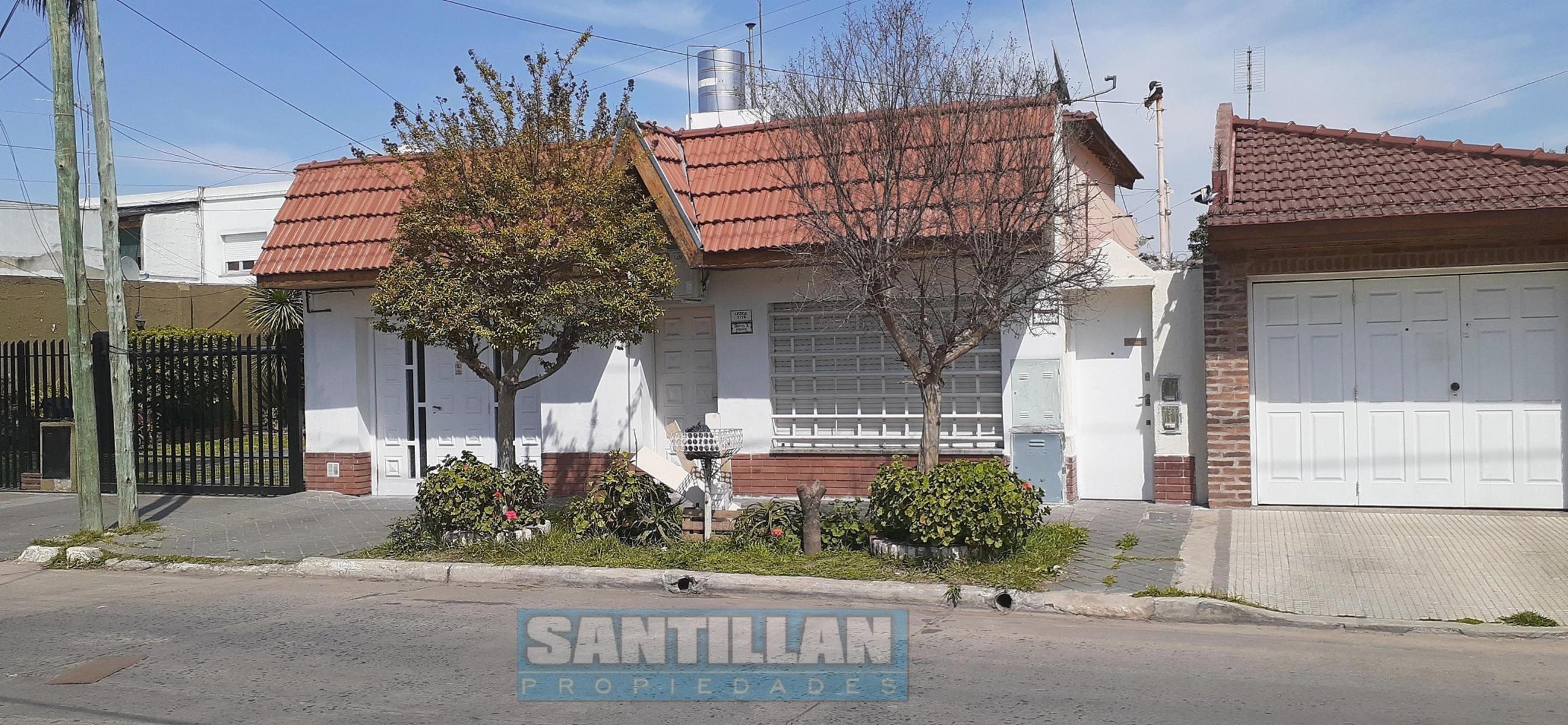 EXCELENTE PROPIEDAD.  DOS CASAS, COCHERA Y PISCINA. LOTE PROPIO