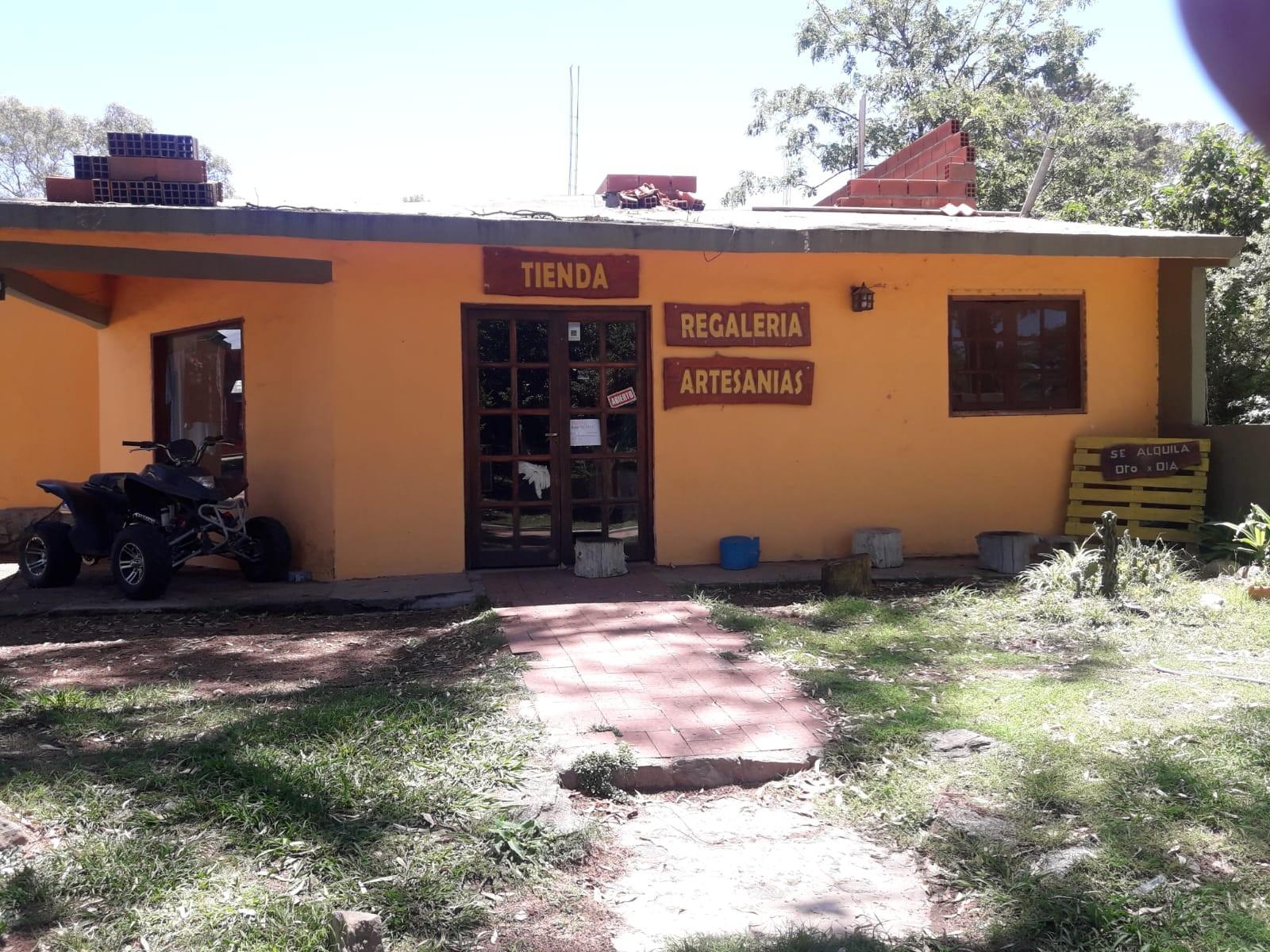 Casa- 2 departamentos y 2 locales en Las Albahacas
