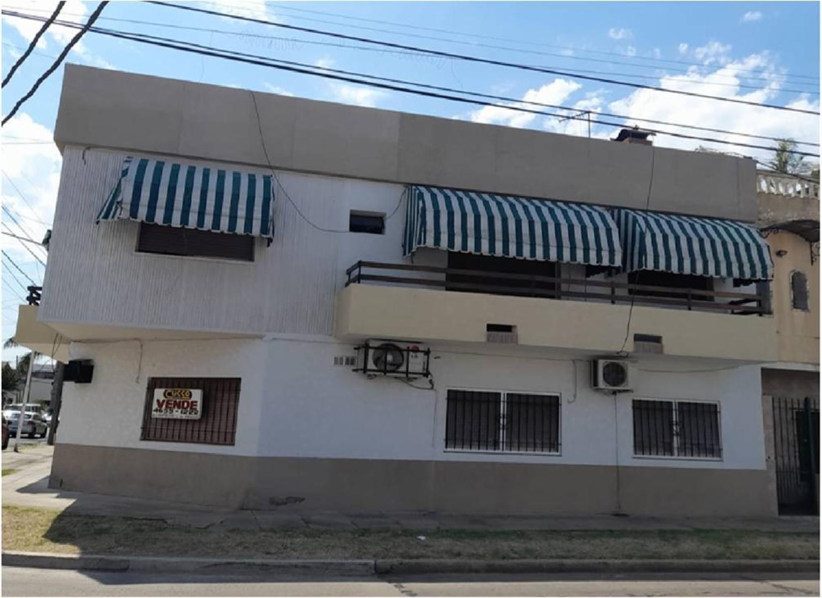 Sobre lote de 10x26 m, casa en dos plantas