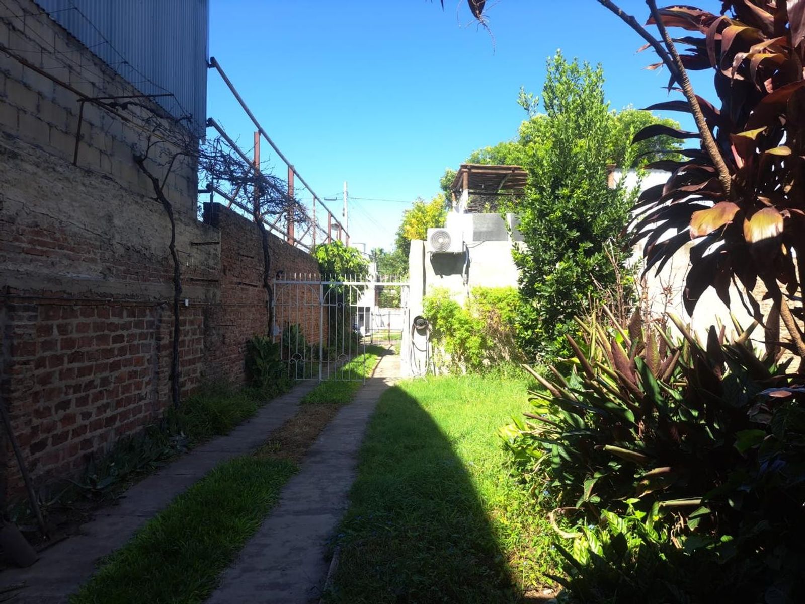 Casa en Gran Lote Atrás
